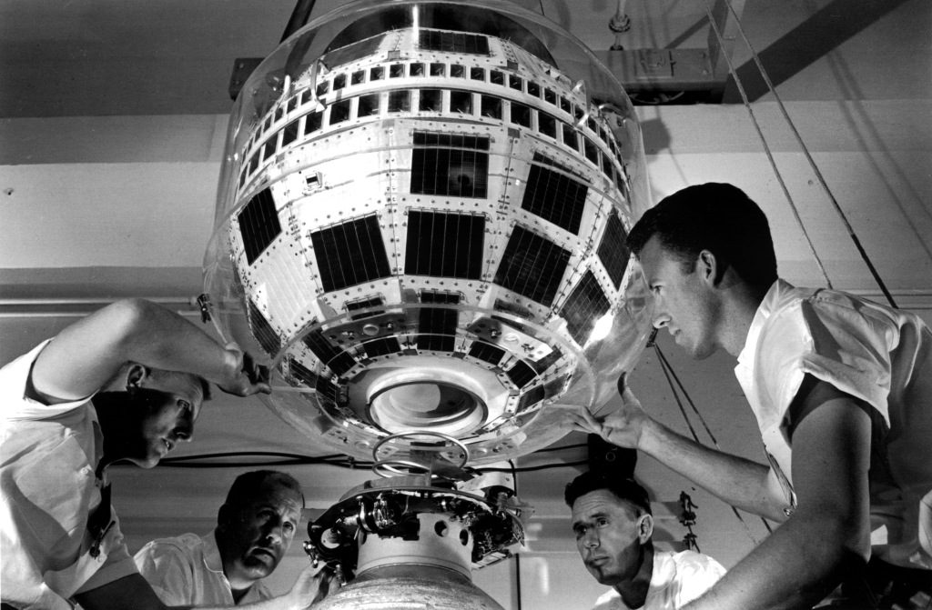 Telstar, prvý telekomunikačný satelit na svete postavený v Bell Labs v roku 1960 (na obežnú dráhu vynesený v roku 1962)