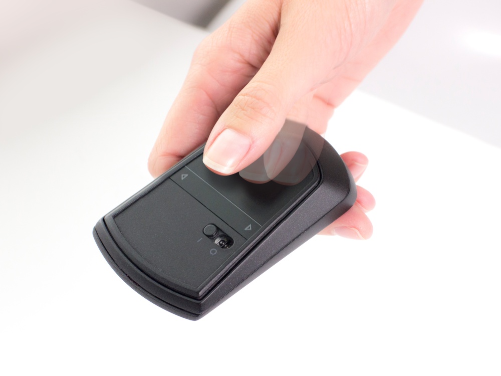 Dotyková myš a presenter touchpad v jednom tele