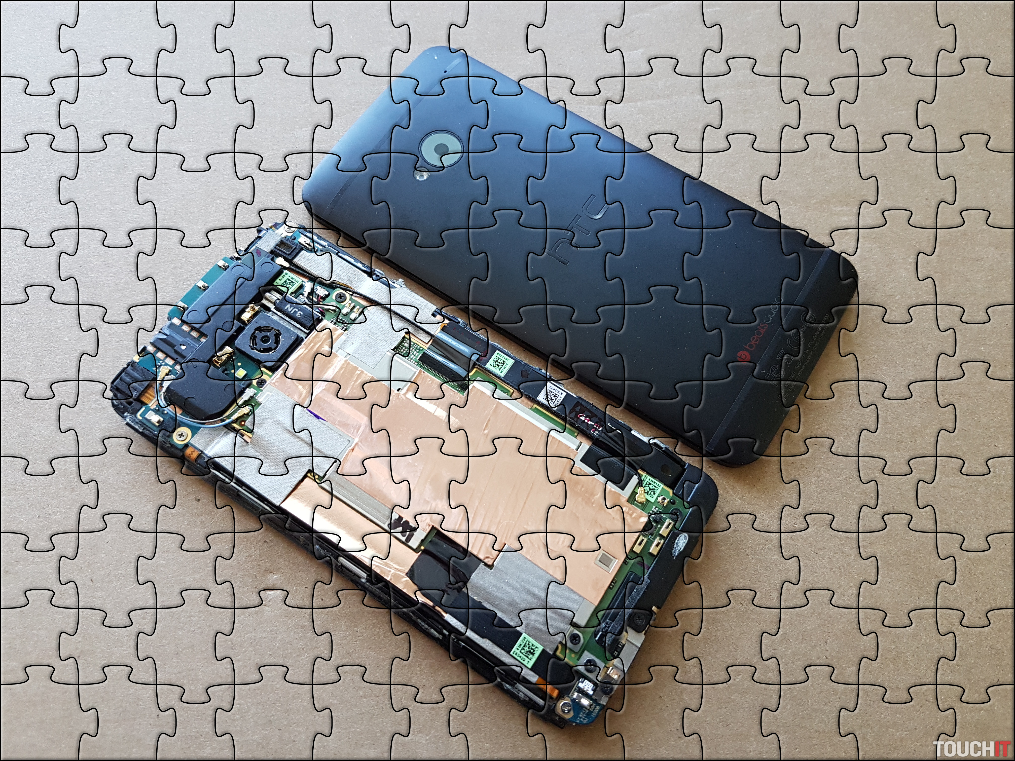 Pozrime sa dnu: HTC One M7