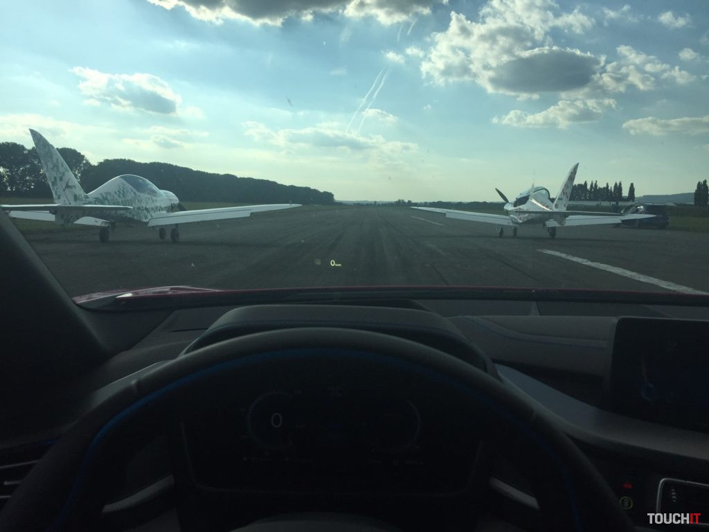 BMW i8 súperi s dvojicou lietadiel na letisku v Senici