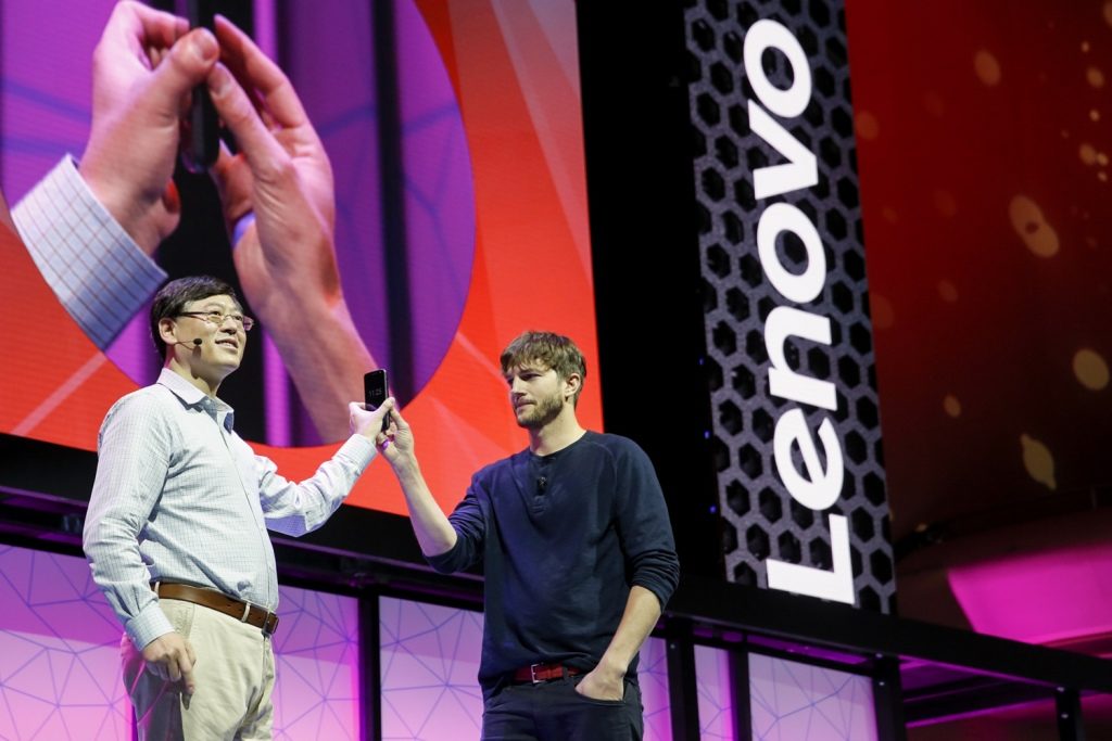 Spájanie modulov Moto Mods za prevádzky telefónov Moto Z predviedol šéf Lenovo, Yang Yuanqing a Ashton Kutcher