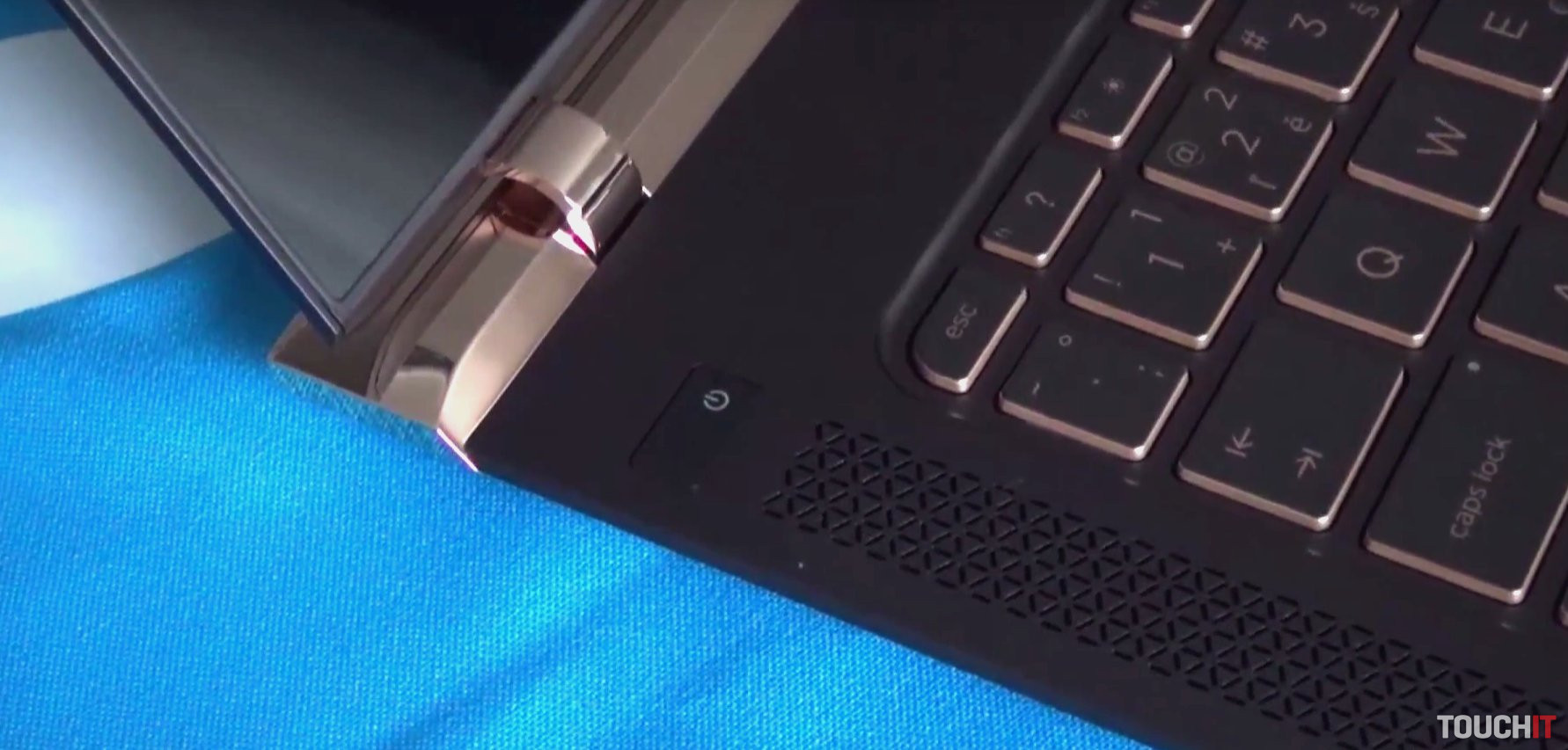 VIDEO TOUCHIT: Unboxing najtenšieho notebooku na svete
