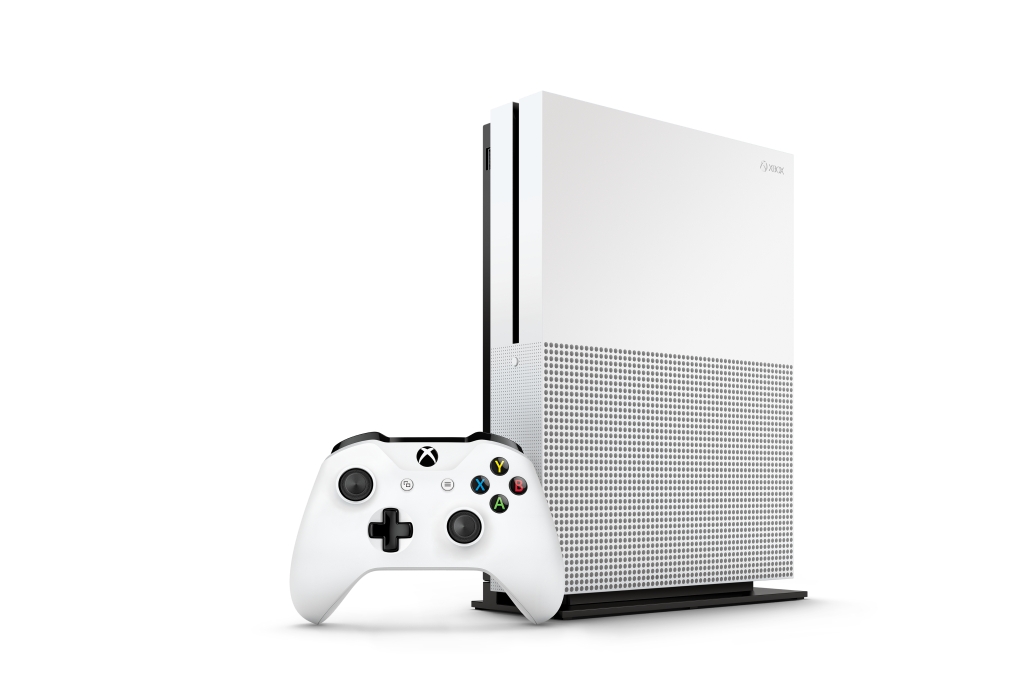 Xbox One S sa začne predávať v auguste. Ide o tenšiu a menšiu verziu Xboxu One. Napájací adaptér je konečne zabudovaný priamo v tele