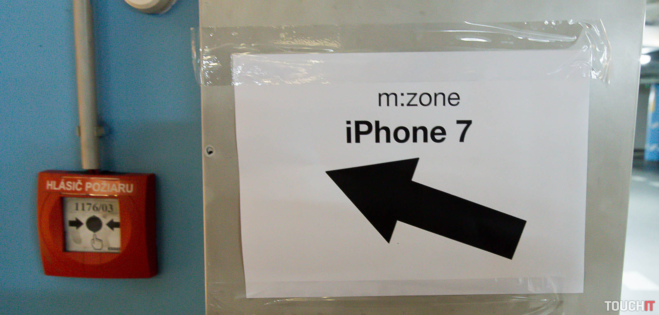 VIDEO TOUCHIT: Polnočný predaj iPhone 7 na Slovensku – kúpiť si ho prišiel aj slovenský Bill Gates