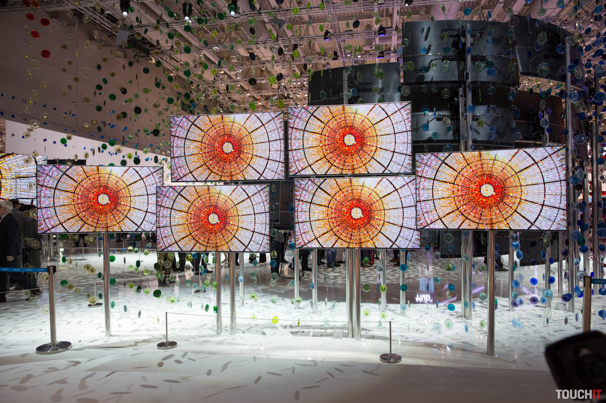 VIDEO TOUCHIT: Samsung prezentoval až 10 ročnú záruku na televízory s Quantum Dot technológiou. A ukázal, ako má vyzerať zvuk z TV