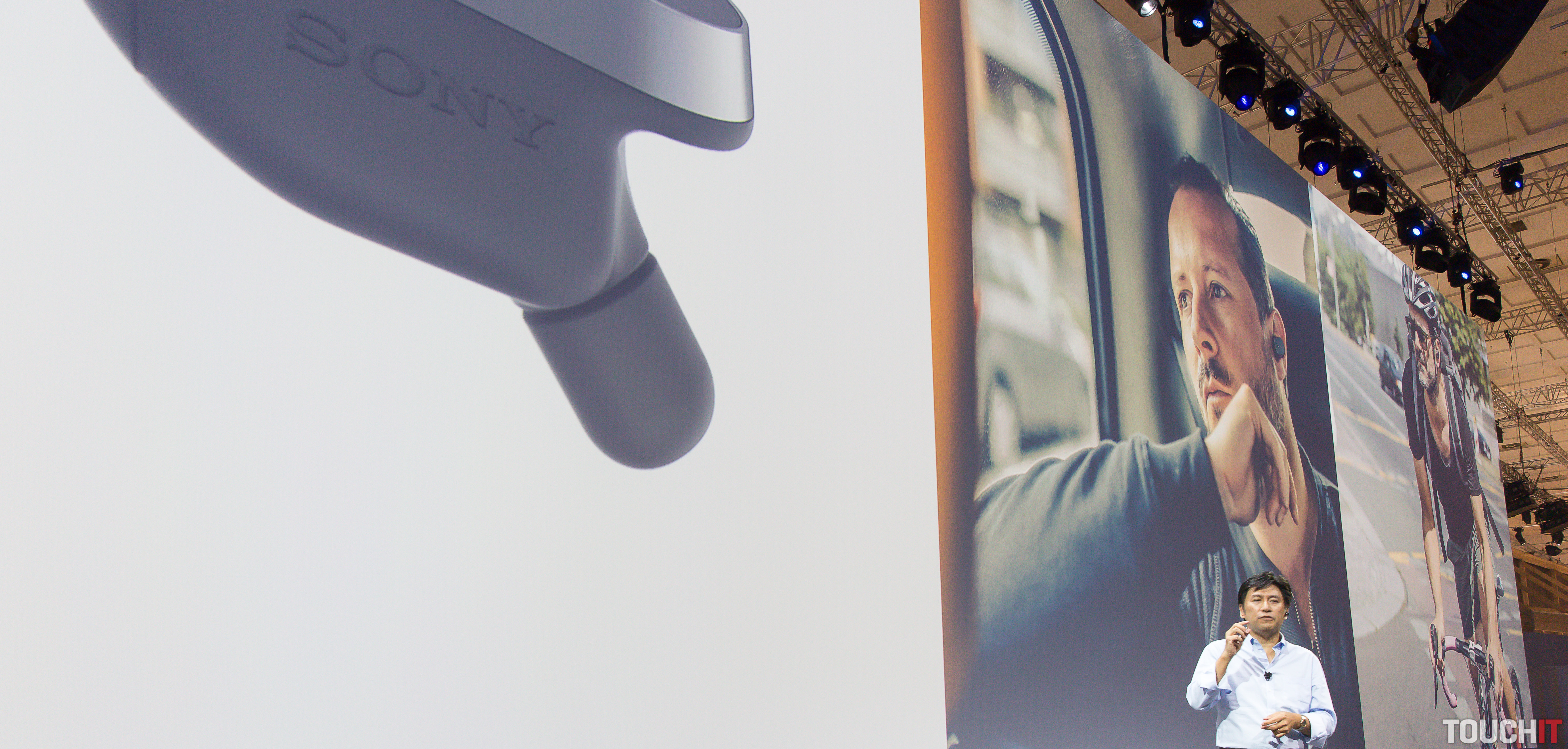 VIDEO TOUCHIT: Slúchadlá Sony Xperia Ear môžete ovládať hlasom a pohybmi hlavy