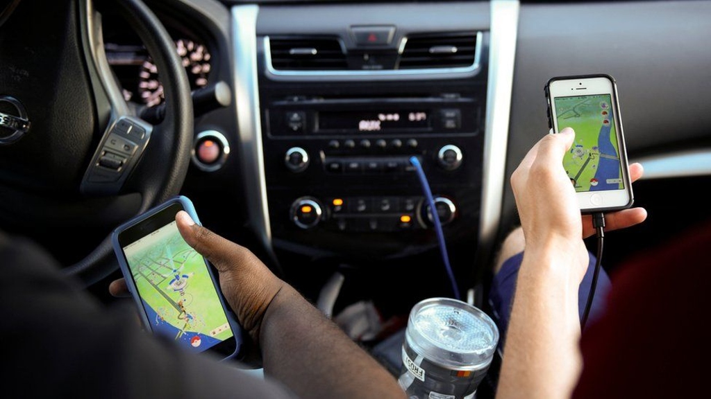 Tisíce ľudí hrajú Pokémon GO za jazdy