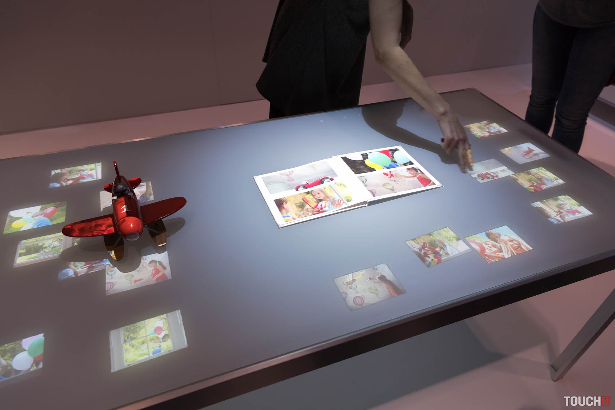 VIDEO TOUCHIT: Fotografie už nikdy nezostanú nepozreté vo fotoaparáte. Stačí ho položiť na stôl.