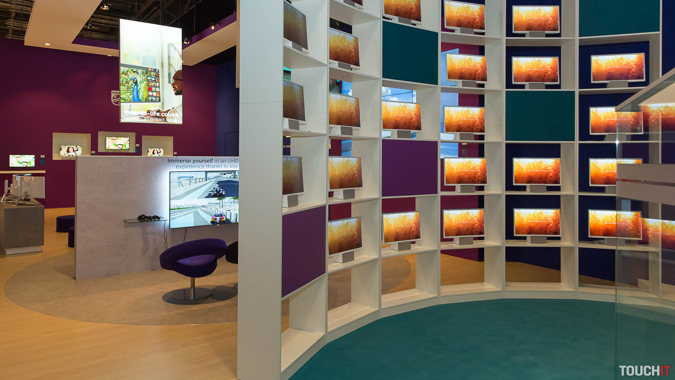 VIDEO TOUCHIT: Nové monitory Philips rady E za výhodnú cenu a s vysokou vernosťou farieb