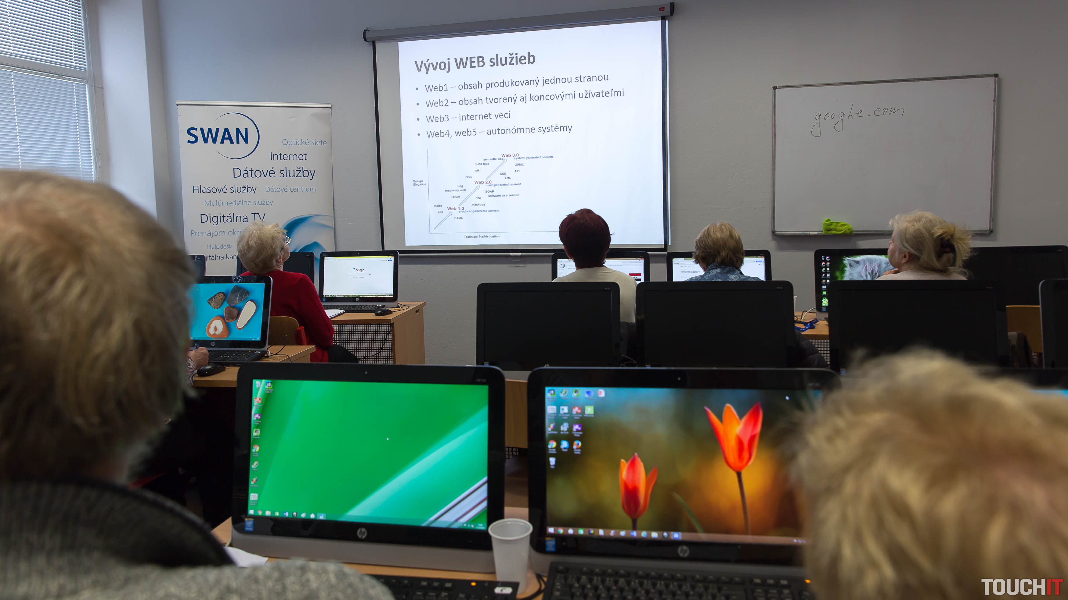 VIDEO TOUCHIT: Staroba nie je choroba – ako prebiehajú kurzy využívania internetu pre seniorov