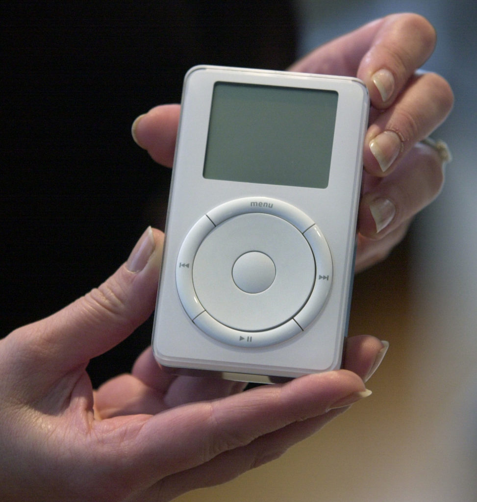 Prvý iPod z roku 2001. Zdroj: AP Photo/Julie Jacobson