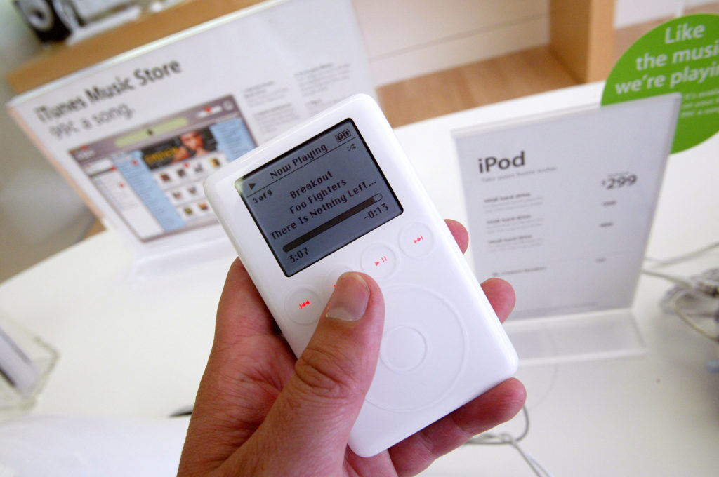 iPod v roku 2003 priniesol podporu pre Windows. Apple v tom istom roku spustil obchod iTunes Music Store a spôsobil revolúciu. Autor: Justin Sullivan via Getty Images