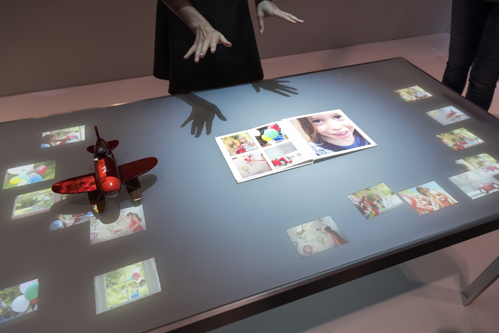 Interaktívny stôl vo FutureZone, na ktorom sa zobrazujú fotografie a dajú sa preniesť do HDBooks