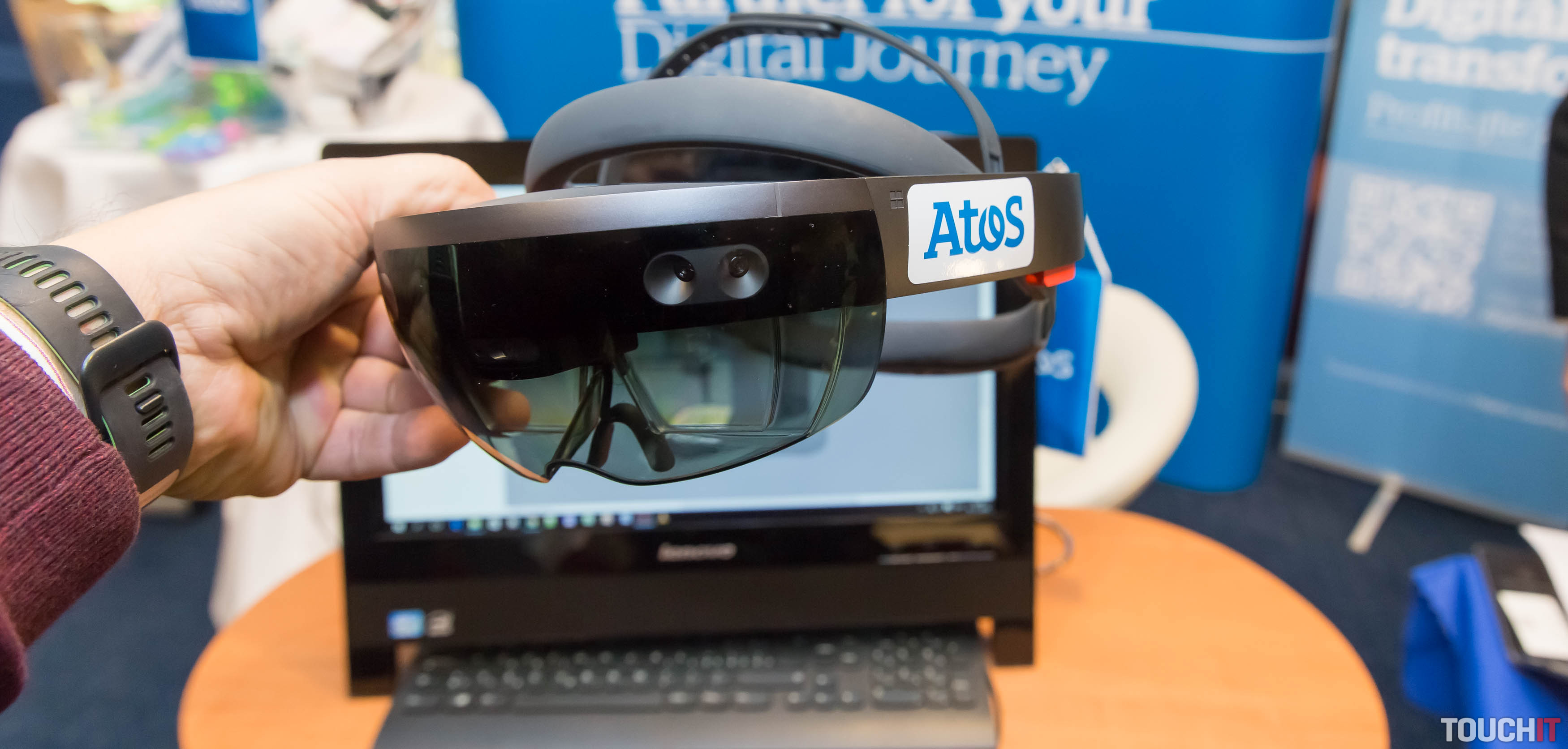 VIDEO TOUCHIT: ATOS využíva pri modernom vzdelávaní na Slovensku aj okuliare HoloLens. Pozrite si ako fungujú