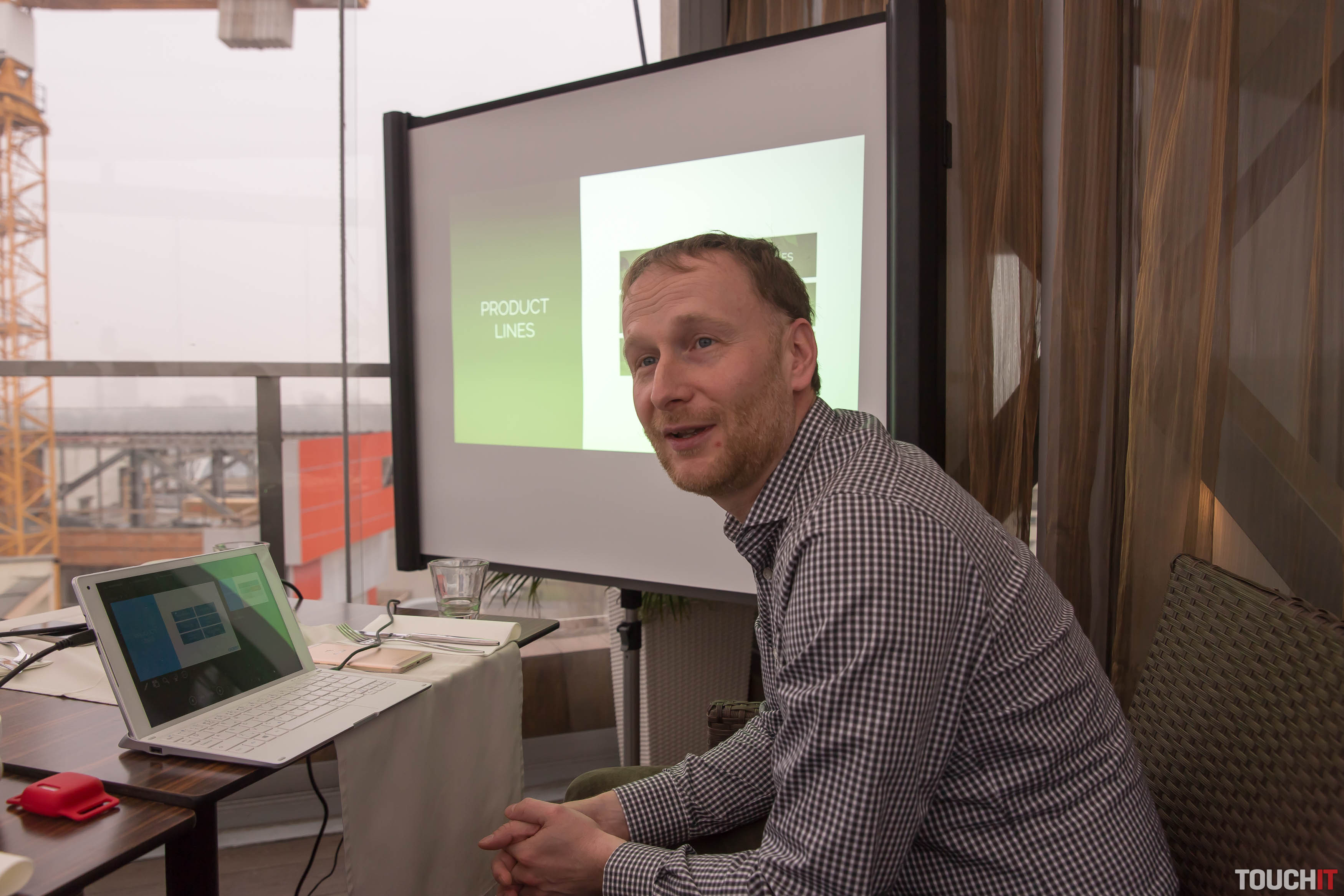 Alcatel priniesol na vianočné stretnutie toľko produktov, že sa nezmestili na stôl