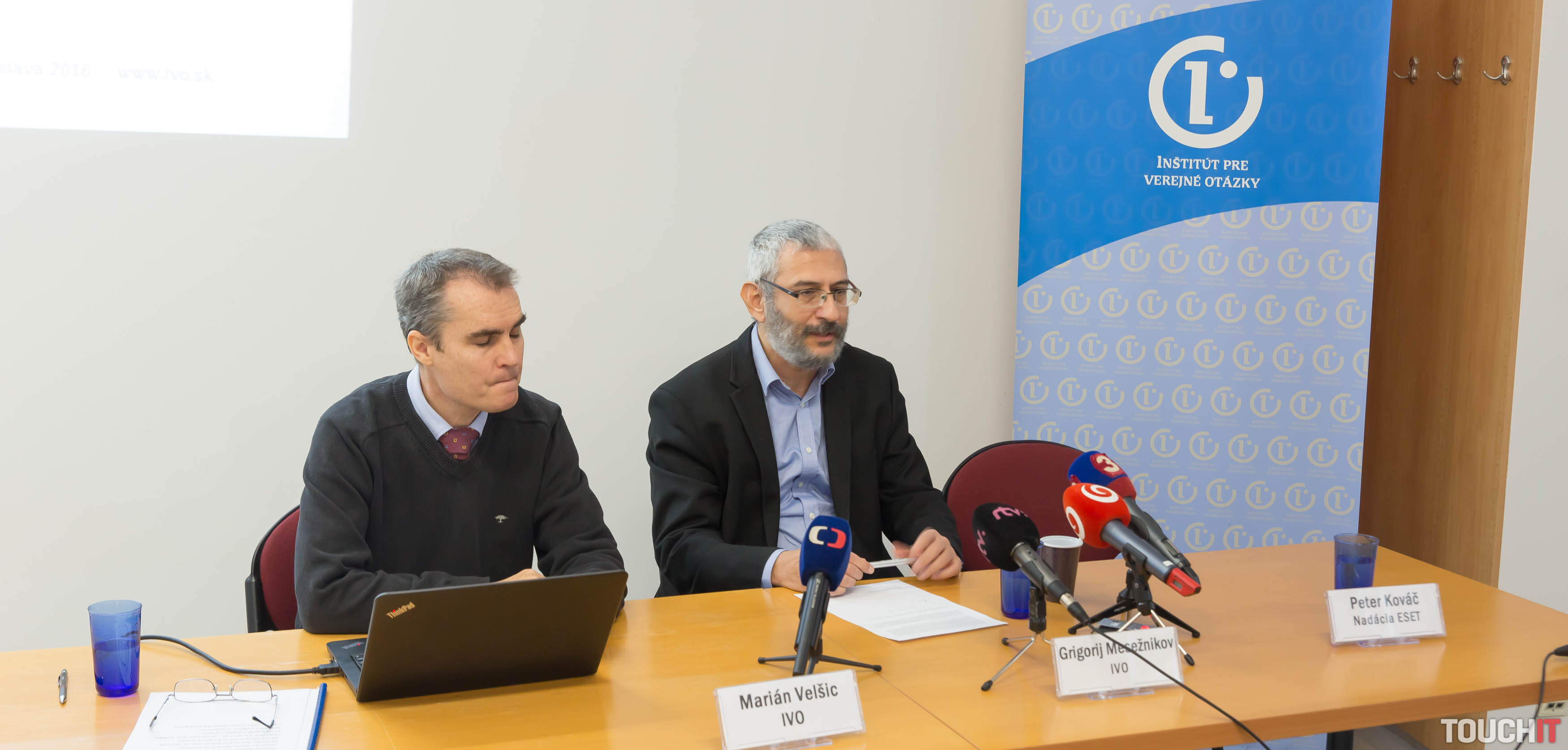 Hlavnou politickou silou na internete je Kotlebova ĽSNS. e-Voľby v skutočnosti nechce žiadna politická strana. Vieme prečo