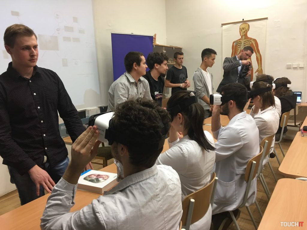 Aplikáciu pre Samsung Gear VR si hneď vyskúšali mladí študenti medicíny 