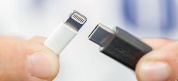 Vľavo Lightning konektor, vpravo USB-C