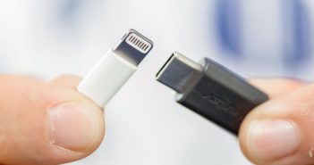 Vľavo Lightning konektor, vpravo USB-C