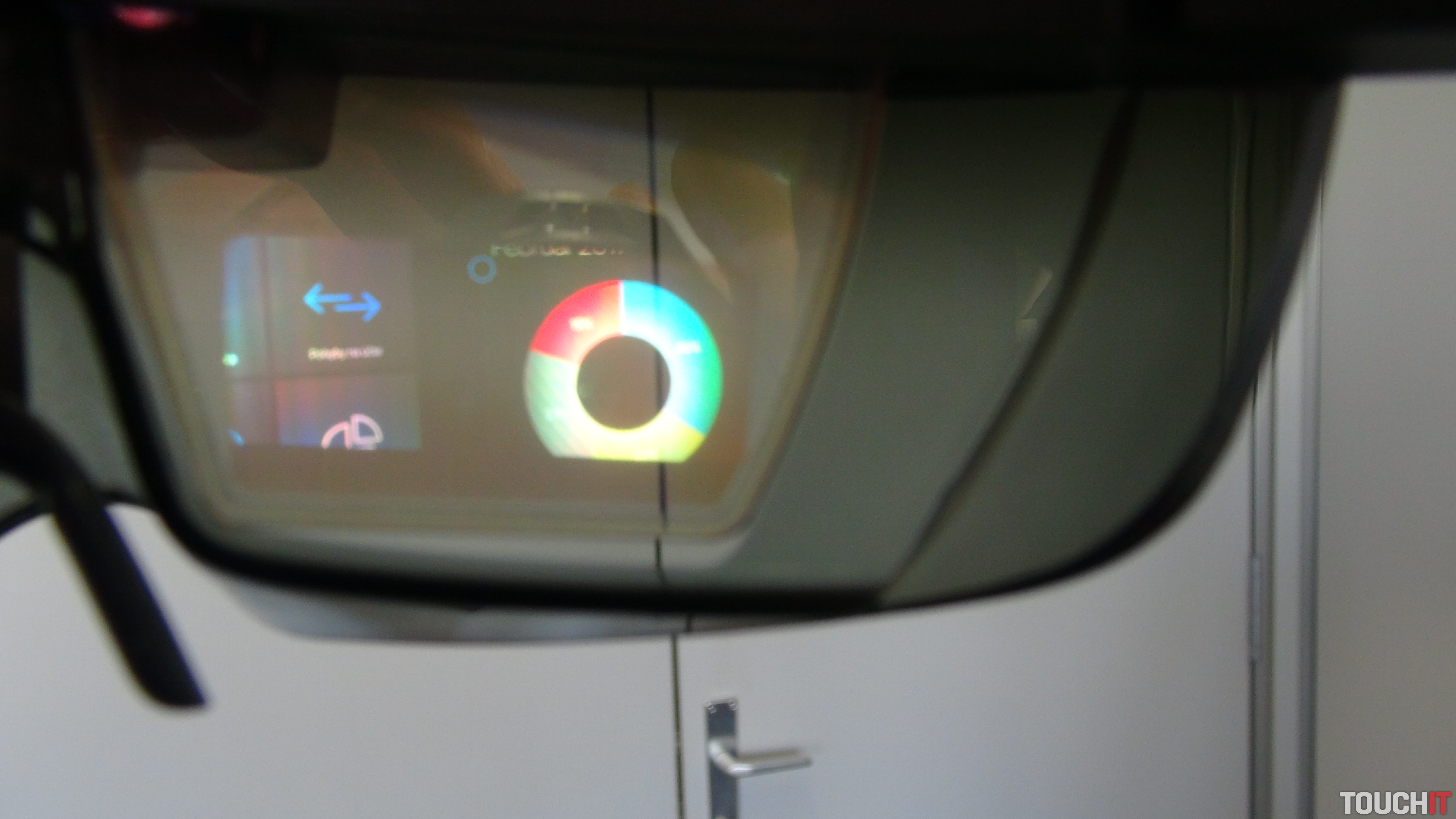 VIDEO TOUCHIT: Testovali sme aplikáciu Tatra banka na Microsoft Hololens