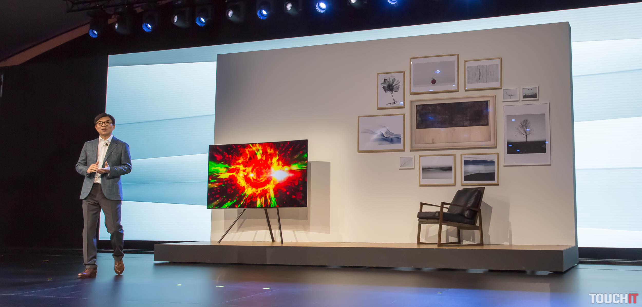 VIDEO TOUCHIT: Pozrite si televízory vyzerajúce úplne ako obraz. A to aj s dreveným rámom