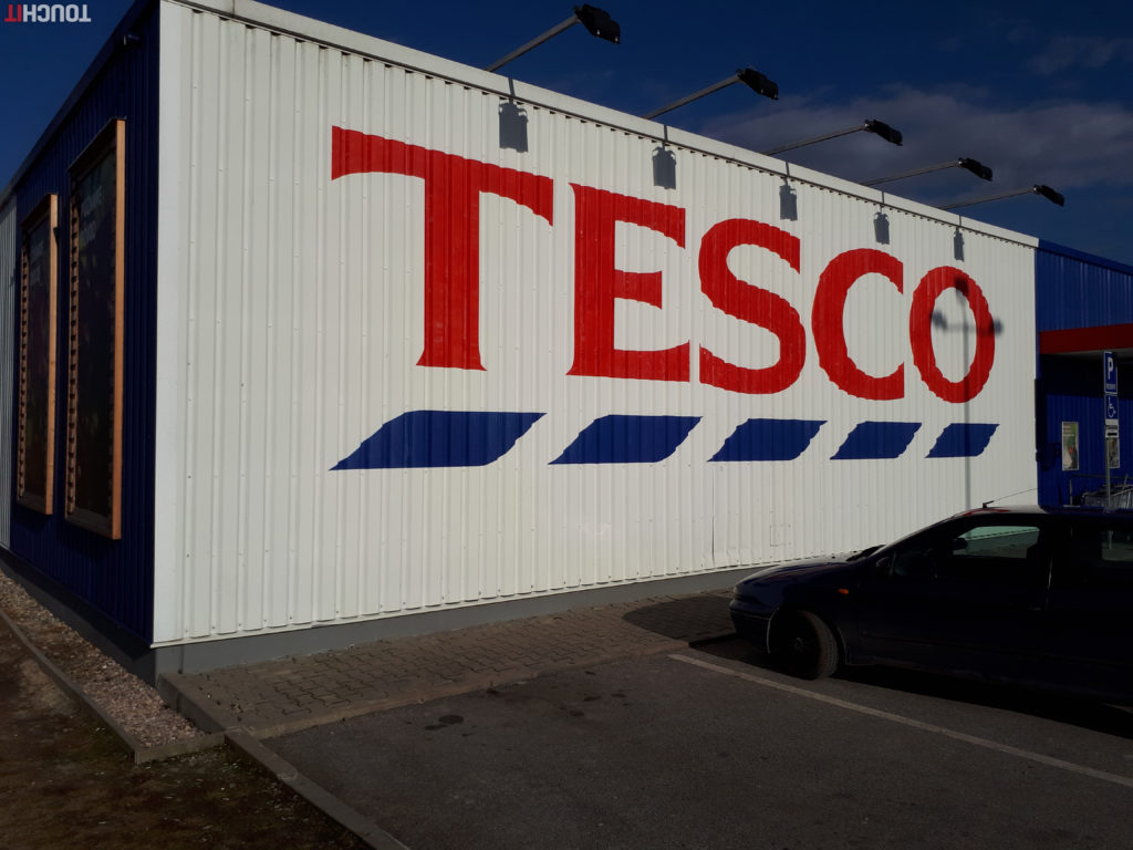 Tesco prijalo 850 dočasných kolegov, ktorí pomáhajú zabezpečiť jedlo na