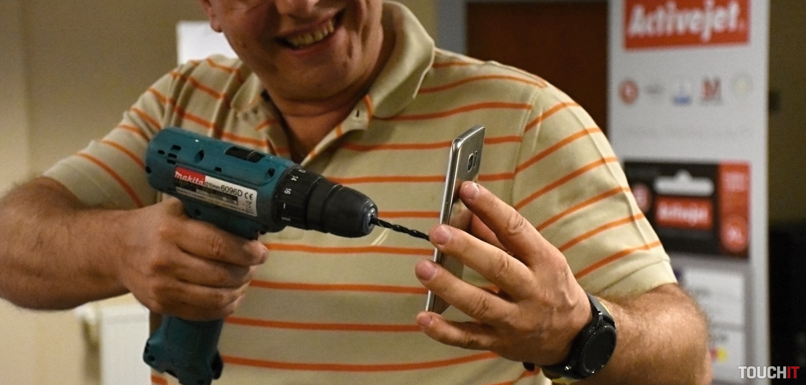 VIDEO TOUCHIT: Testovali sme odolnosť Samsung Galaxy S7 edge, Apple iPhone 6 a ďalších zariadení