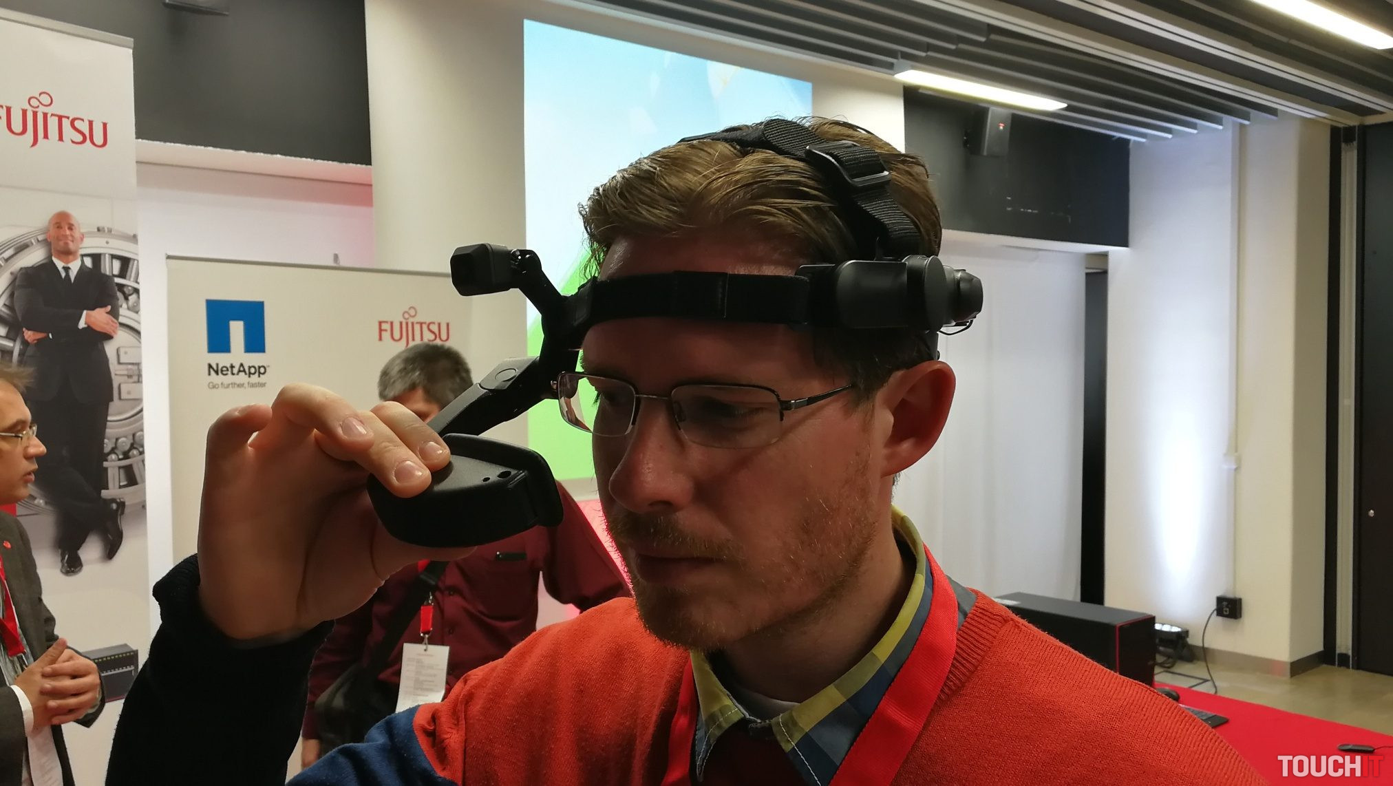 Fujitsu Day 2017 – čítačka krvného riečiska, ultra ľahký notebook a head-up displej