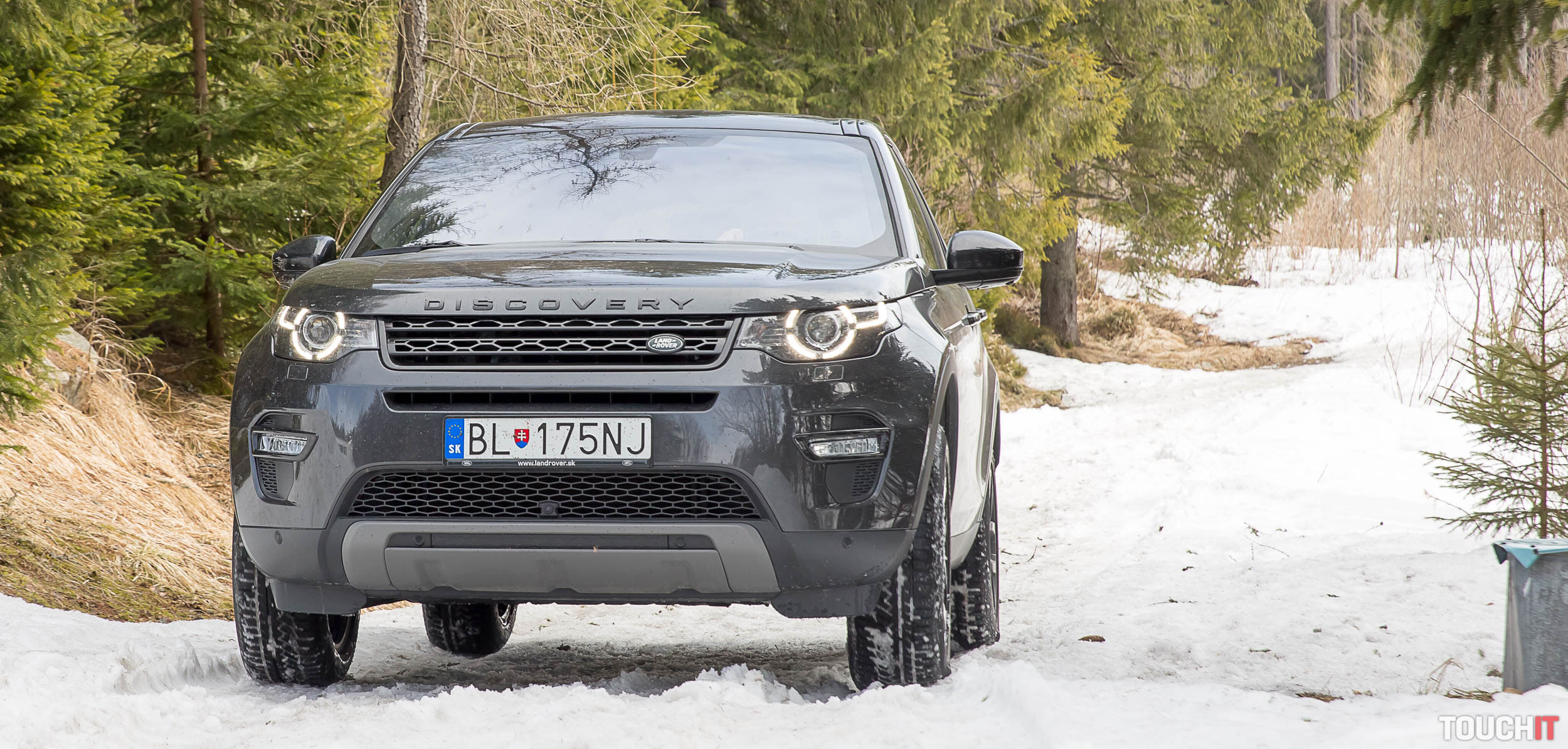 VIDEO TOUCHIT: Land Rover Discovery Sport na snehu aj v blate