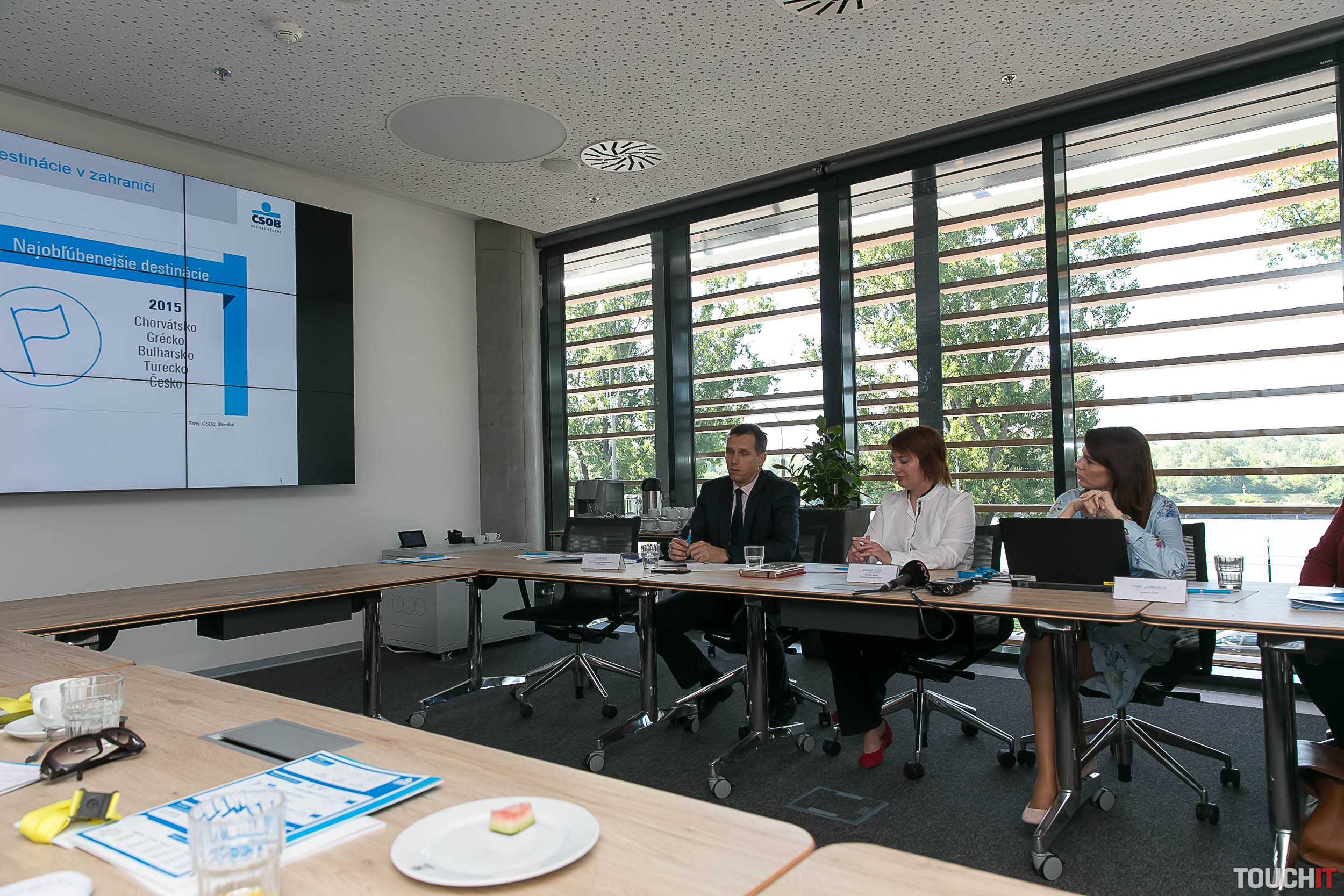 Dobré rady ako sa správať na dovolenke: Vyberať peniaze debetnou či kreditnou kartou? A platiť kartou v lokálnej mene alebo v eurách?