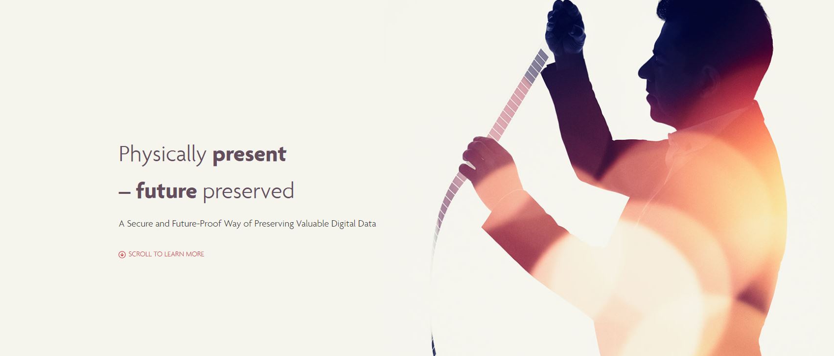 VIDEO TOUCHIT: Zapisujeme digitálne dáta na analógový filmový pás. A darí sa nám