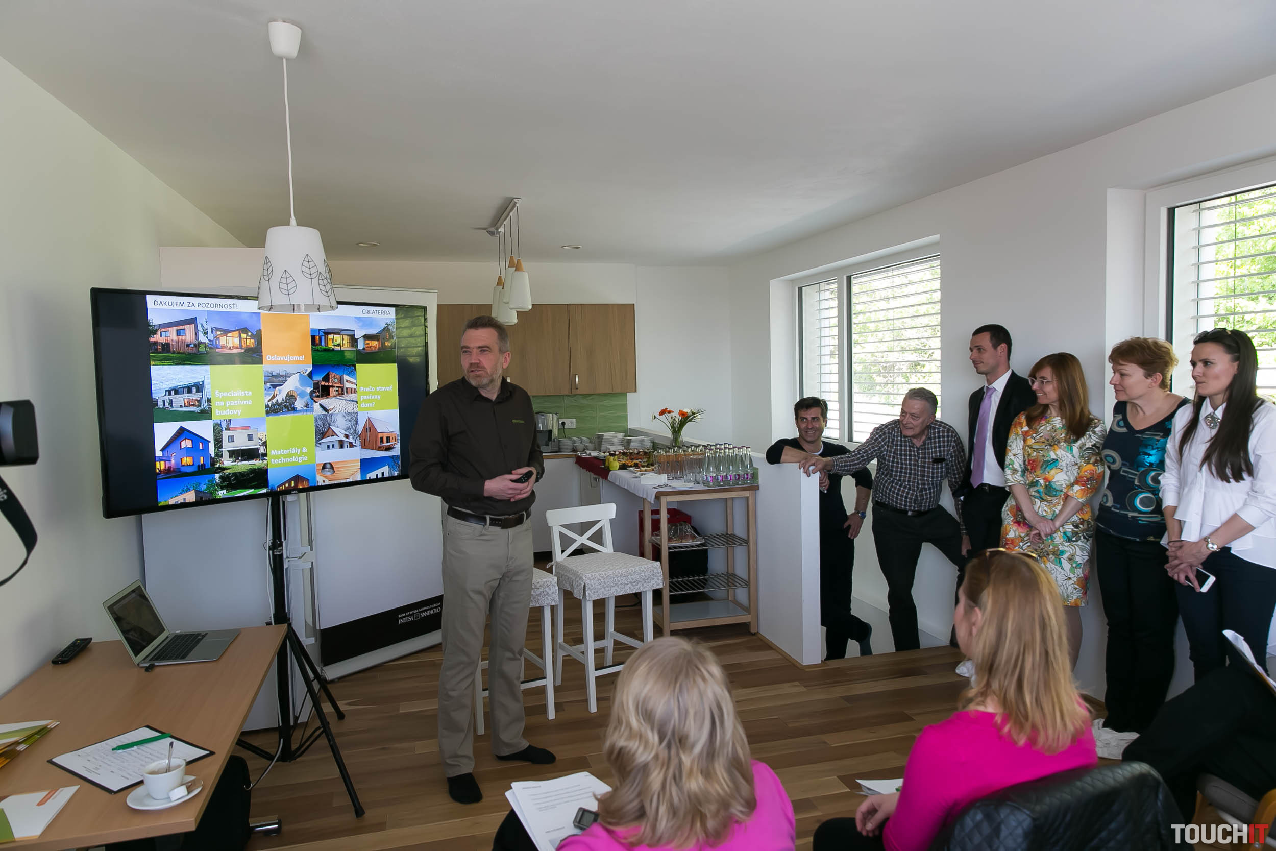 Koľko dokážete ušetriť s úverom na rekonštrukciu bývania? A ako vyzerá inteligentný dom?