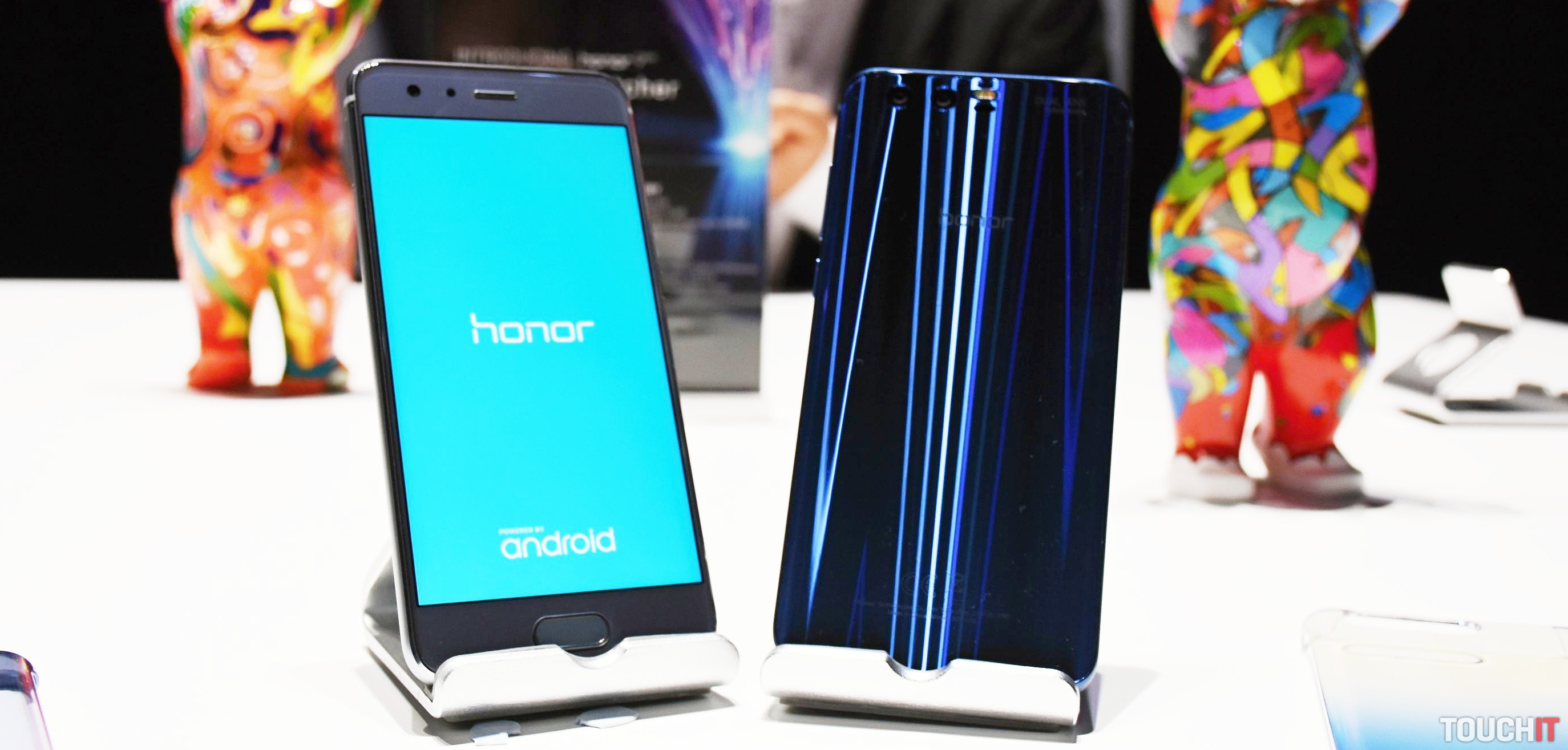 VIDEO TOUCHIT: Honor ukázal svoju vlajkovú loď Honor 9 a nový náramok Band 3