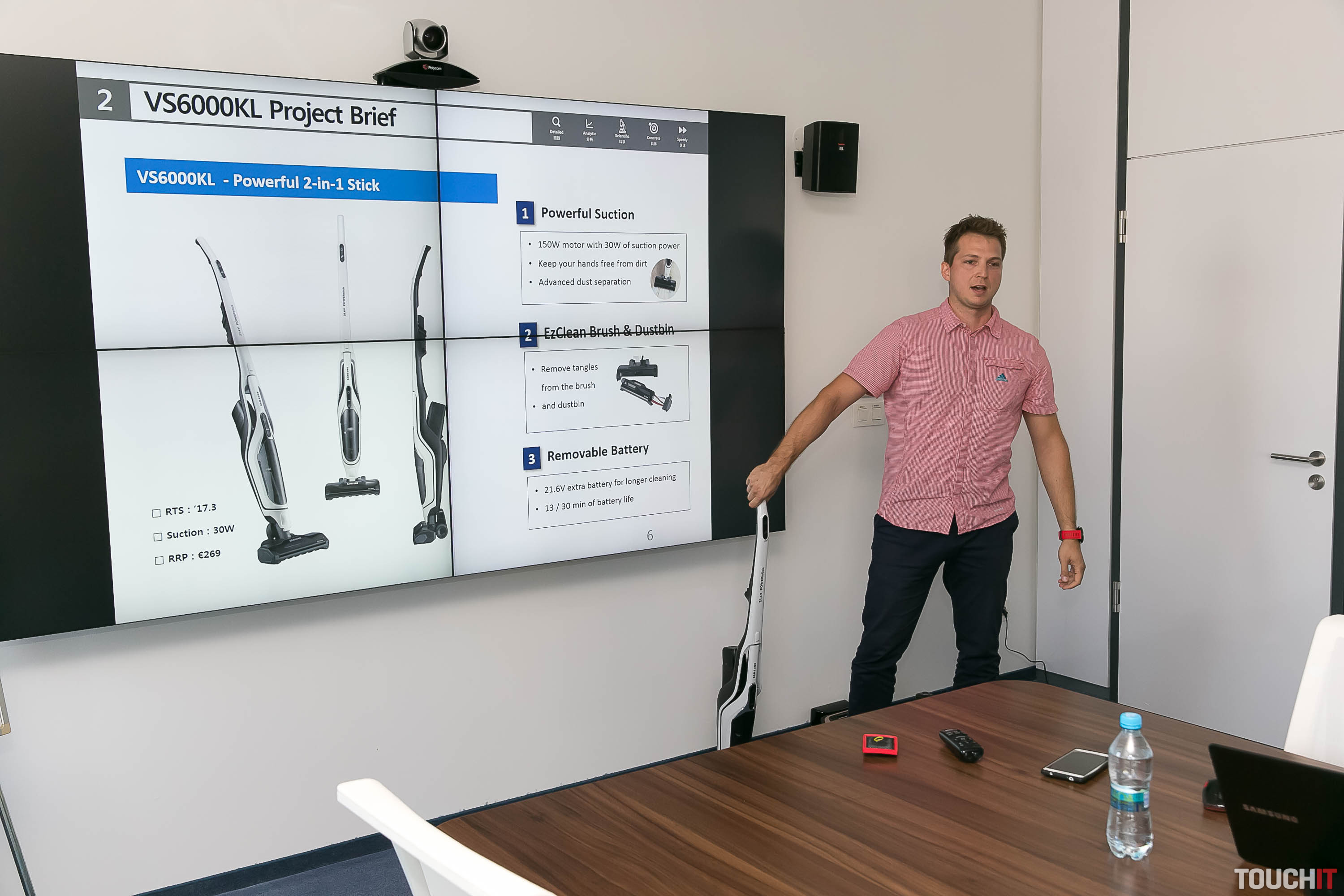 VIDEO TOUCHIT: Čo majú spoločné tyčový vysávač Samsung POWERStick a Freddie Mercury z Queenu?