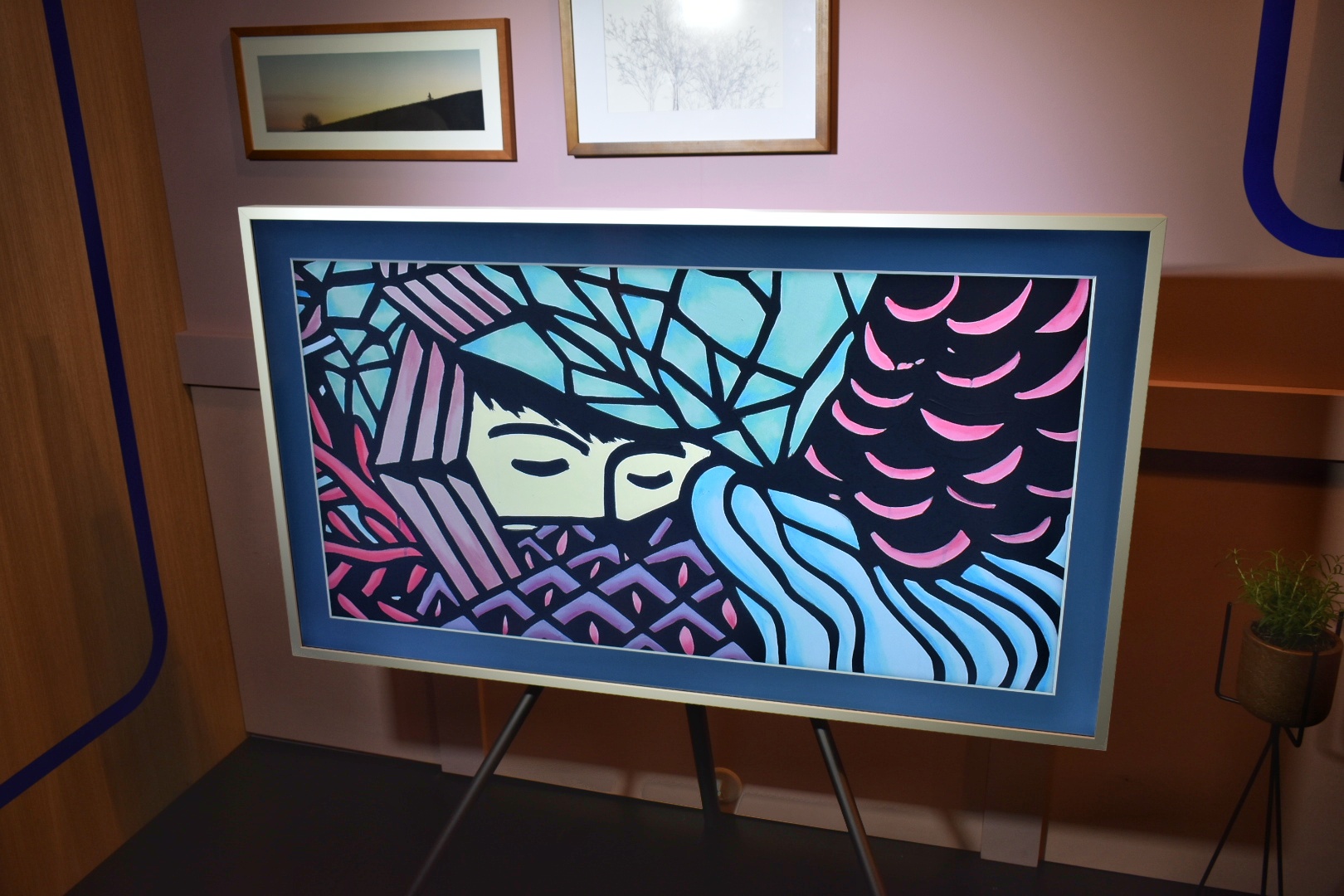 VIDEO TOUCHIT: Samsung má už 14 typov QLED televízorov a ukázal aj televízory, čo vyzerajú ako obraz