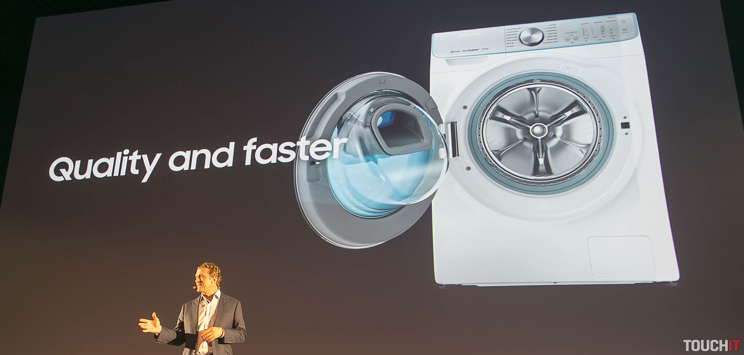 VIDEO TOUCHIT: Pračka, ktorá vyperie za polovičný čas. A potom vám pošle SMS alebo sama požiada o opravu