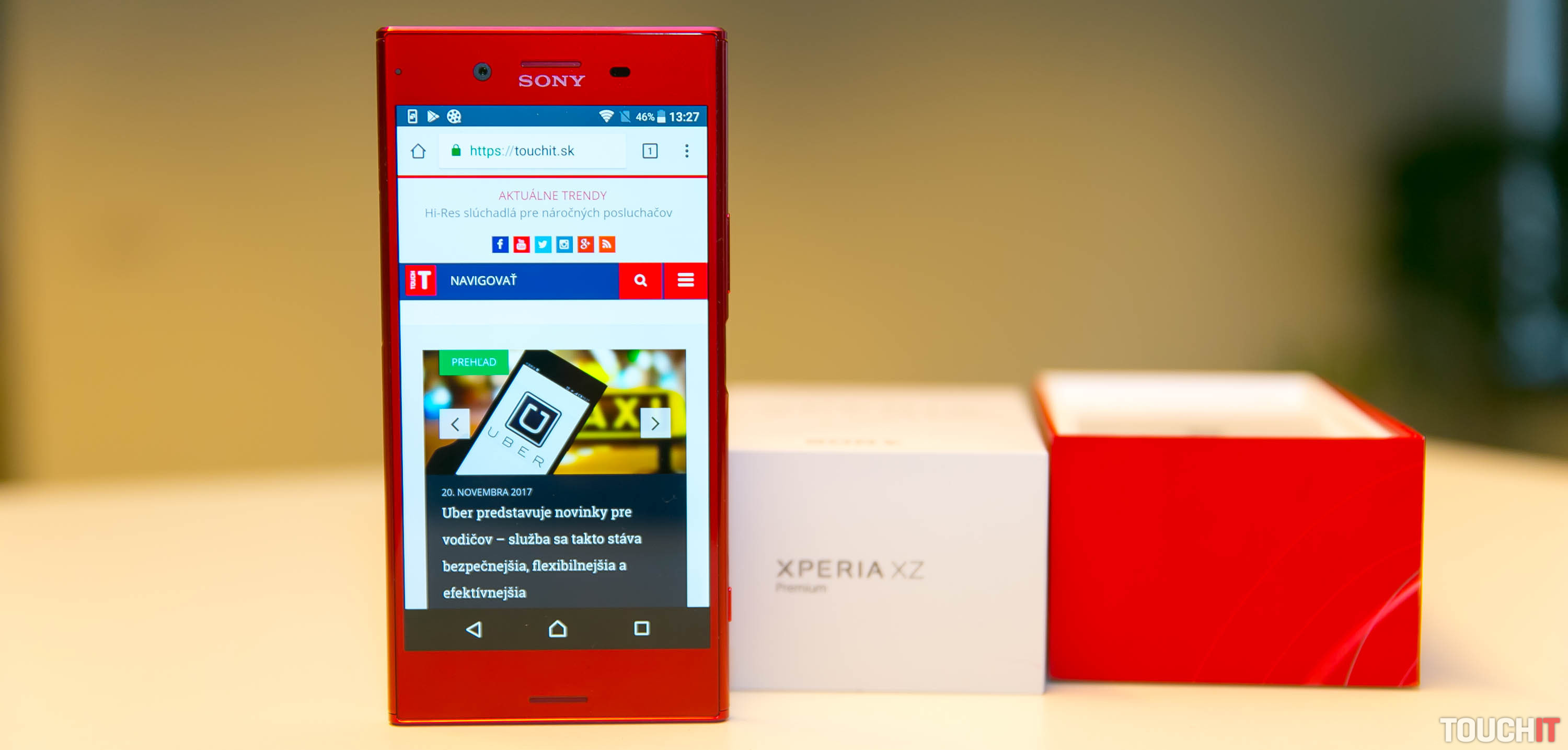 Sony Xperia XZ Premium v efektnej červenej farbe. Chcete ho pod stromček?