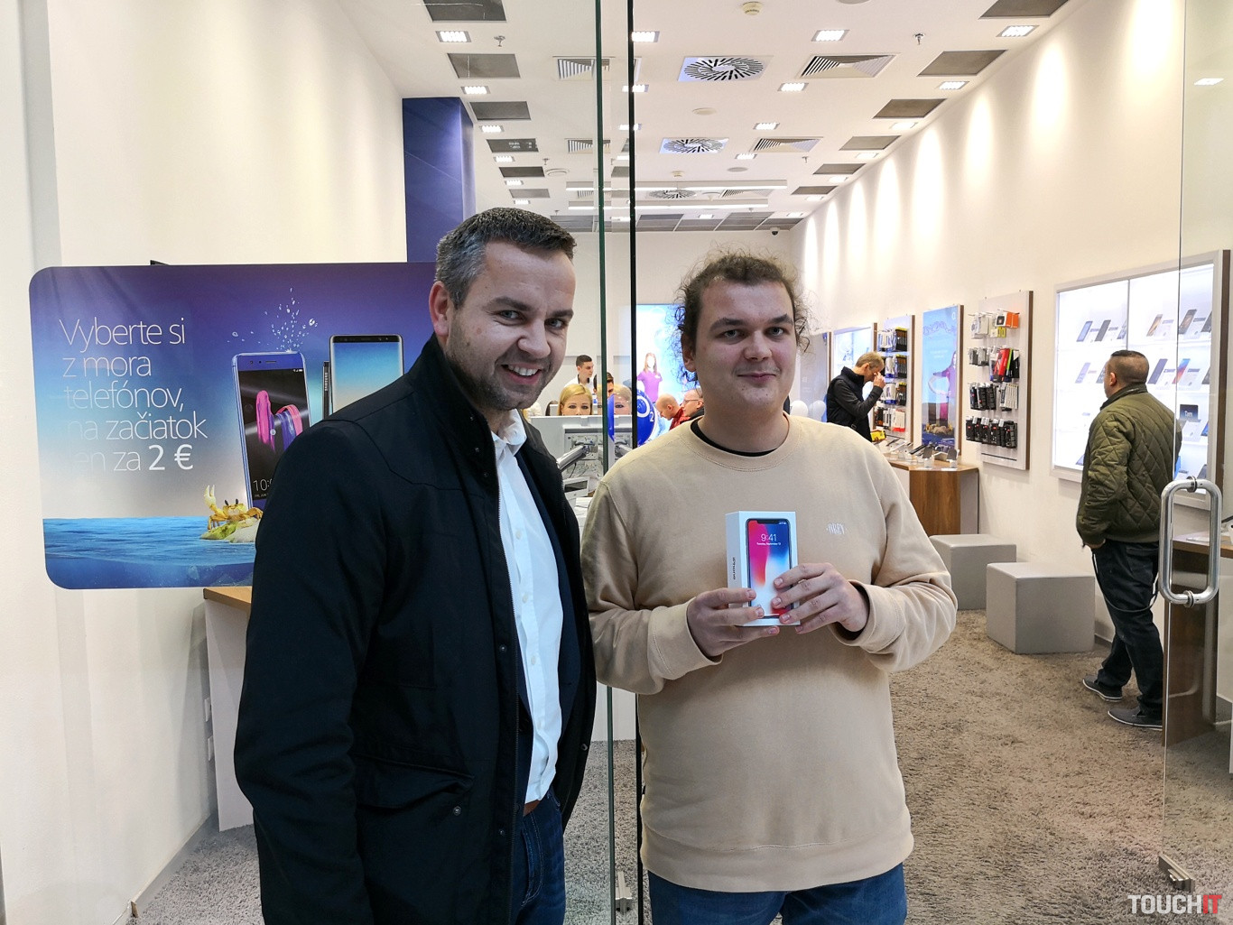 VIDEO TOUCHIT: iPhone X sa už začal predávať aj na Slovensku. O2 otvorilo predajne o hodinu skôr. O 8 hodine sa otvorila aj predajňa iStores v Avione