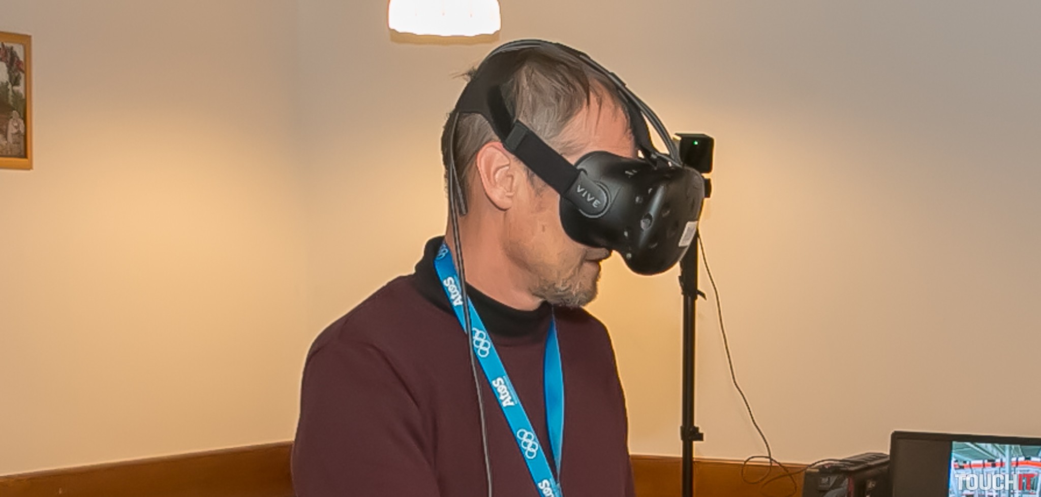 VIDEO TOUCHIT: Atos ukázal ako sa dá naučiť skladať súčiastky do auta cez okuliare pre virtuálnu realitu