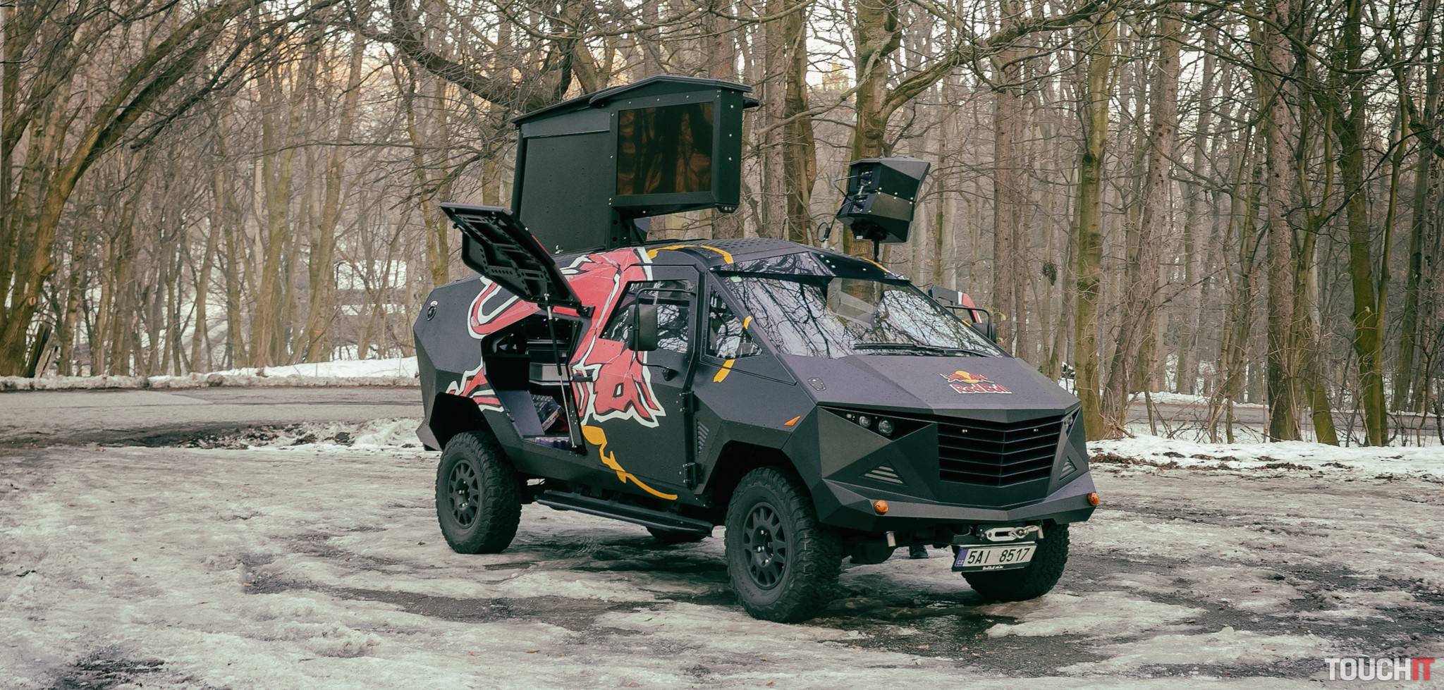 VIDEO TOUCHIT: Saurus – Vychytaná hudobná kára, ktorá vozí Red Bull, zvuk a obraz. Otestovali sme ju, tej spotrebe neuveríte