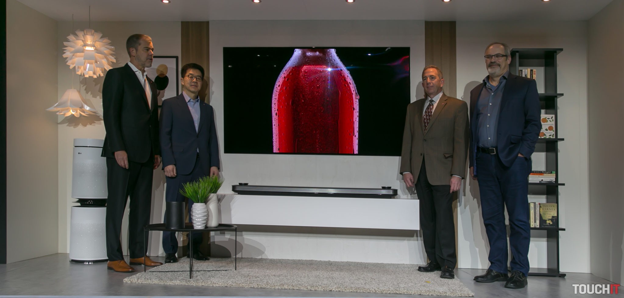 CES 2018: LG ukázalo televízory nového typu a má trojicu robotov, ktoré sa o vás postarajú doma, v hoteli aj v obchode