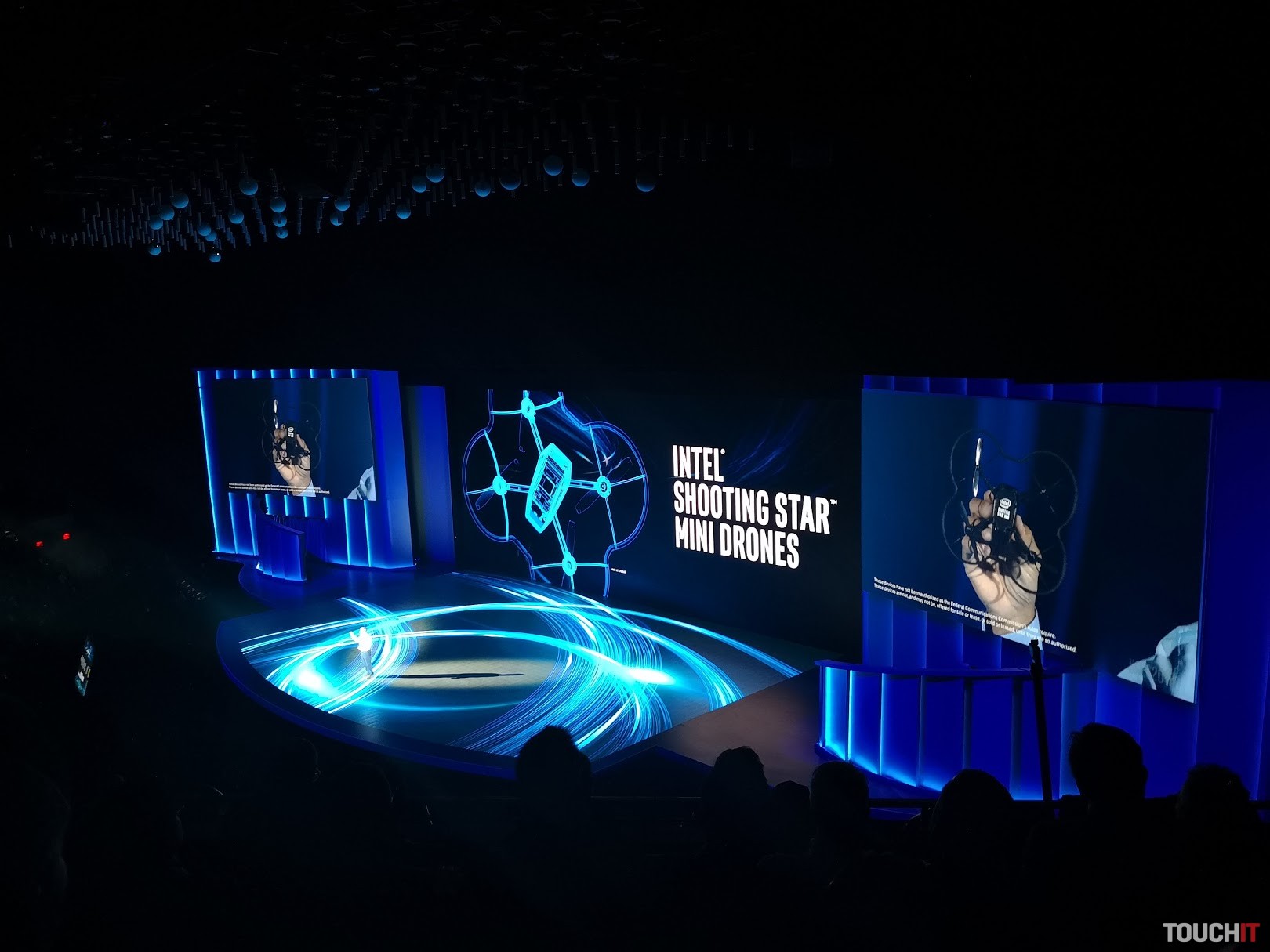 CES 2018: Intel vyrobil drony, ktoré môžu lietať aj v interiéroch a nepotrebujú GPS