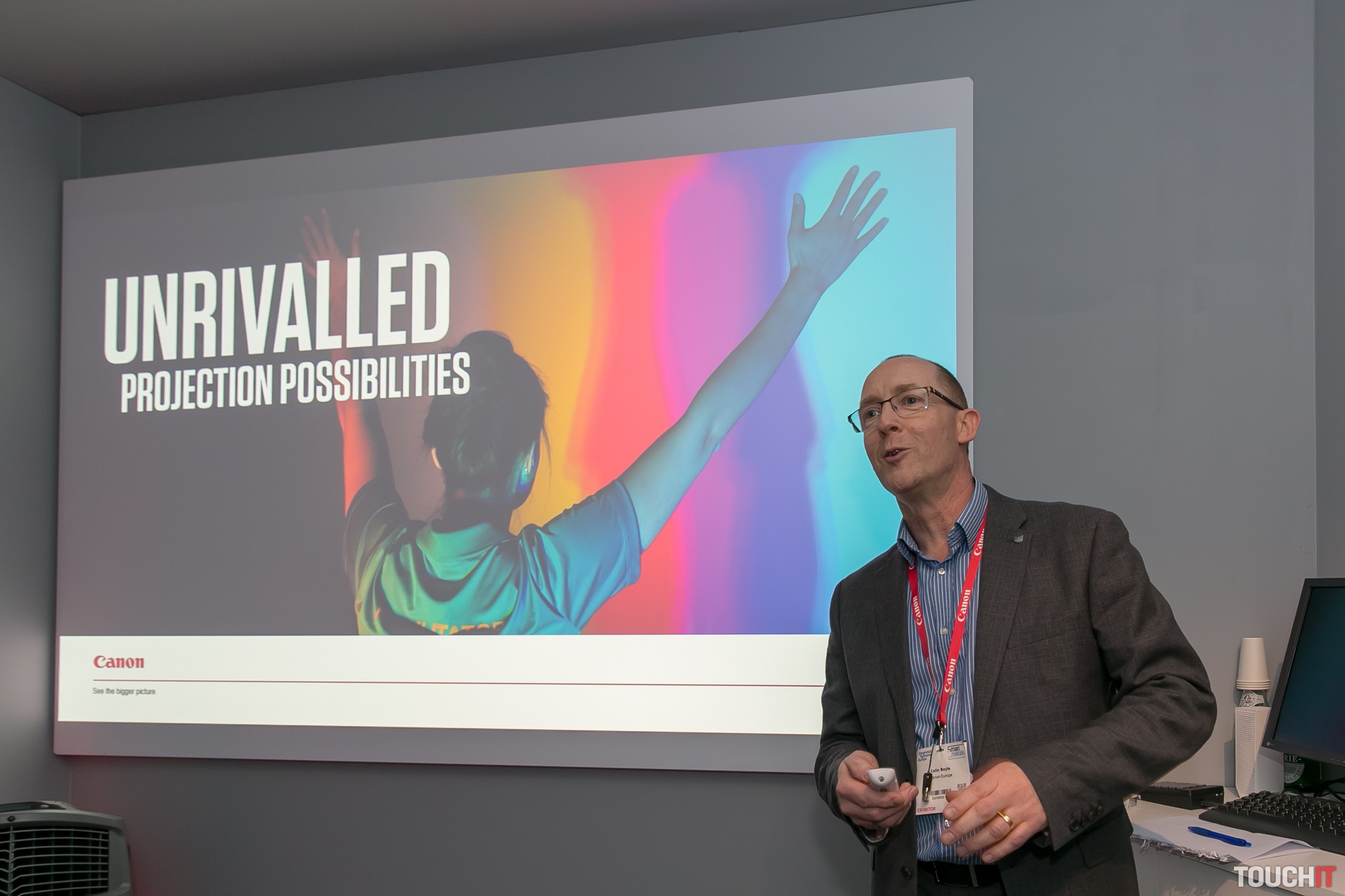 Canon predstavil 4K projektory a ukázal riešenie ako predávať, aj keď je obchod zatvorený. Všetko ukážeme v našom videu