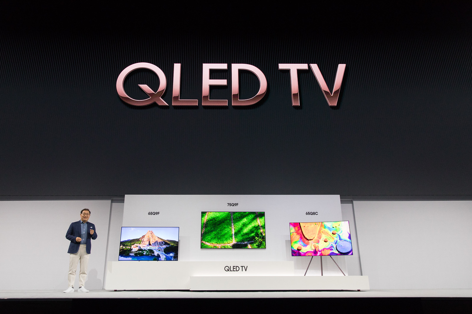 Oled или qled телевизоры что. ТВ Samsung 2018. Samsung TV 2018. QLED vs led. Samsung QLED 7 темы.