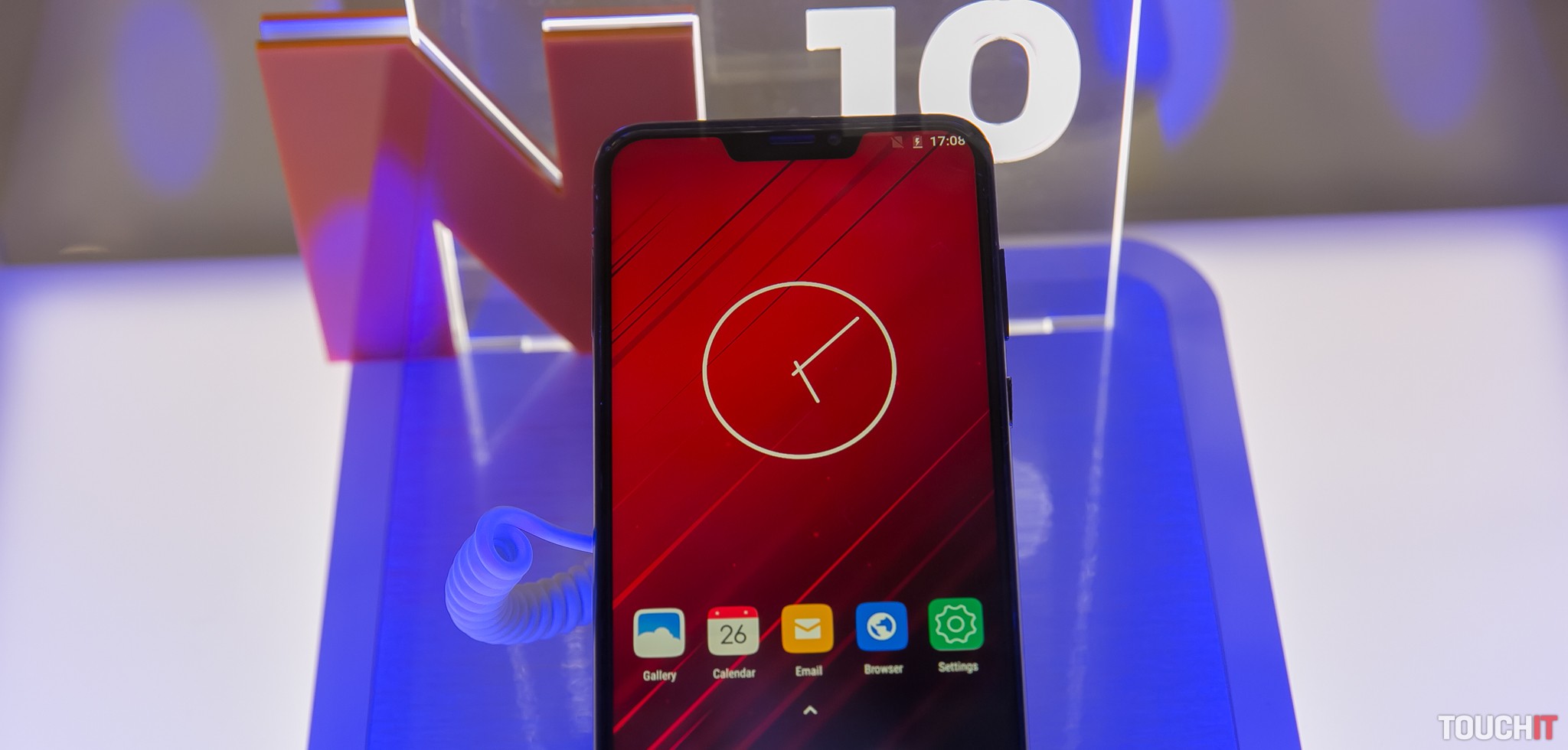 S telefónmi, ktoré sa podobajú na iPhone X sa na MWC roztrhlo vrece. A s cenami do 300 eur. Čo na to Apple?