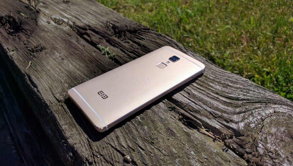 Elephone experimentuje s drevom a sklom. Pripravuje nové zariadenie