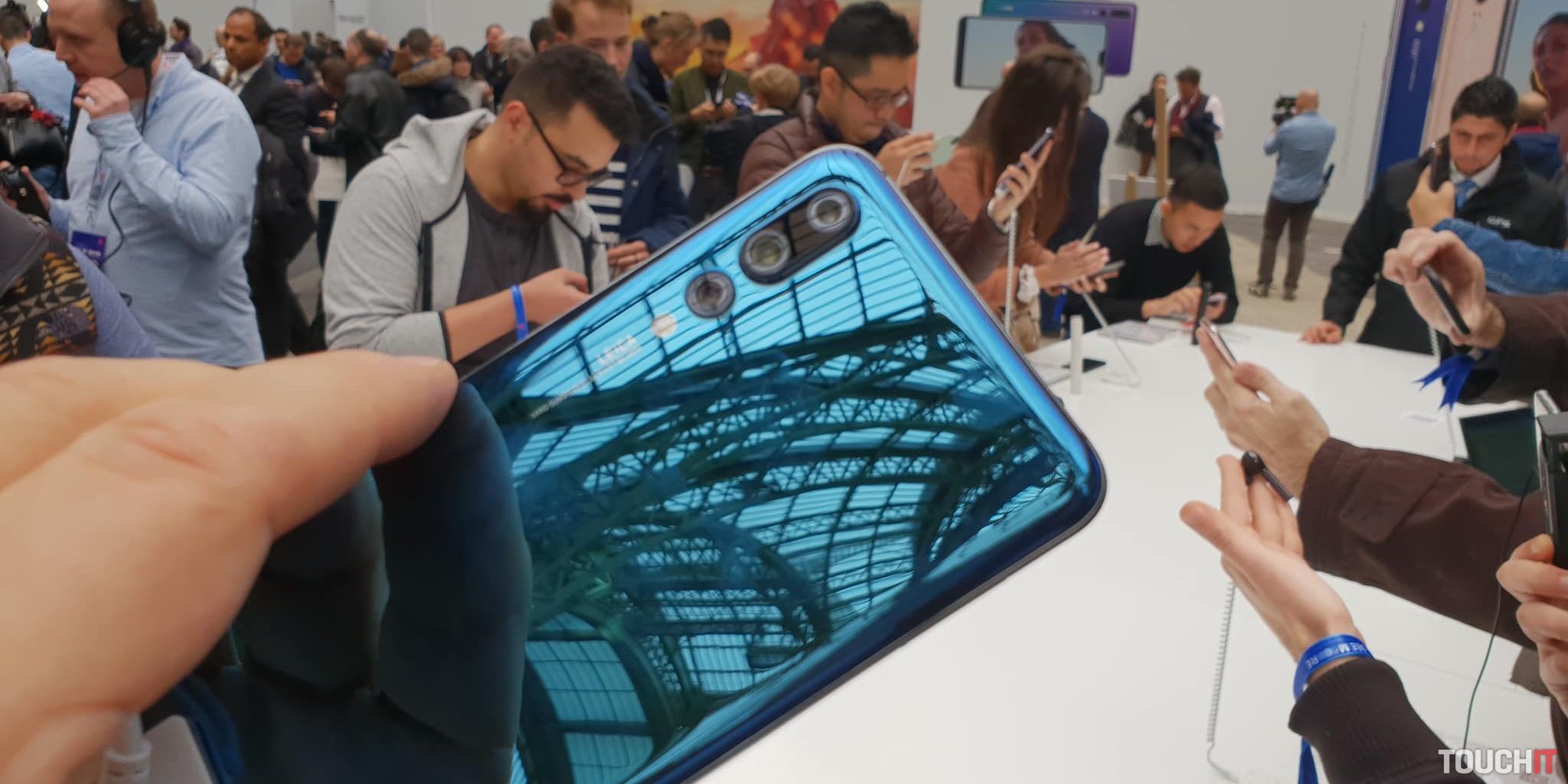 Huawei P20 Pro sľubuje malú revolúciu v mobilnom fotení. Vďaka trojitému zadnému fotoaparátu (doplnené o video)