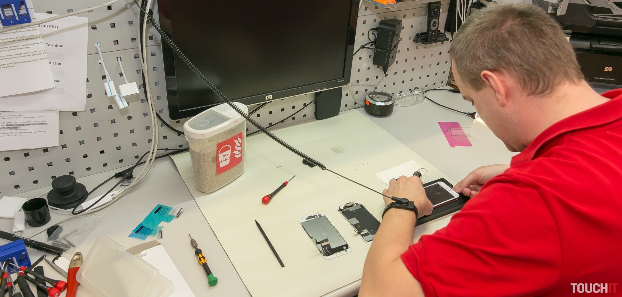 VIDEO TOUCHIT: Prasknutý displej na telefóne? Vieme, čo nerobiť.