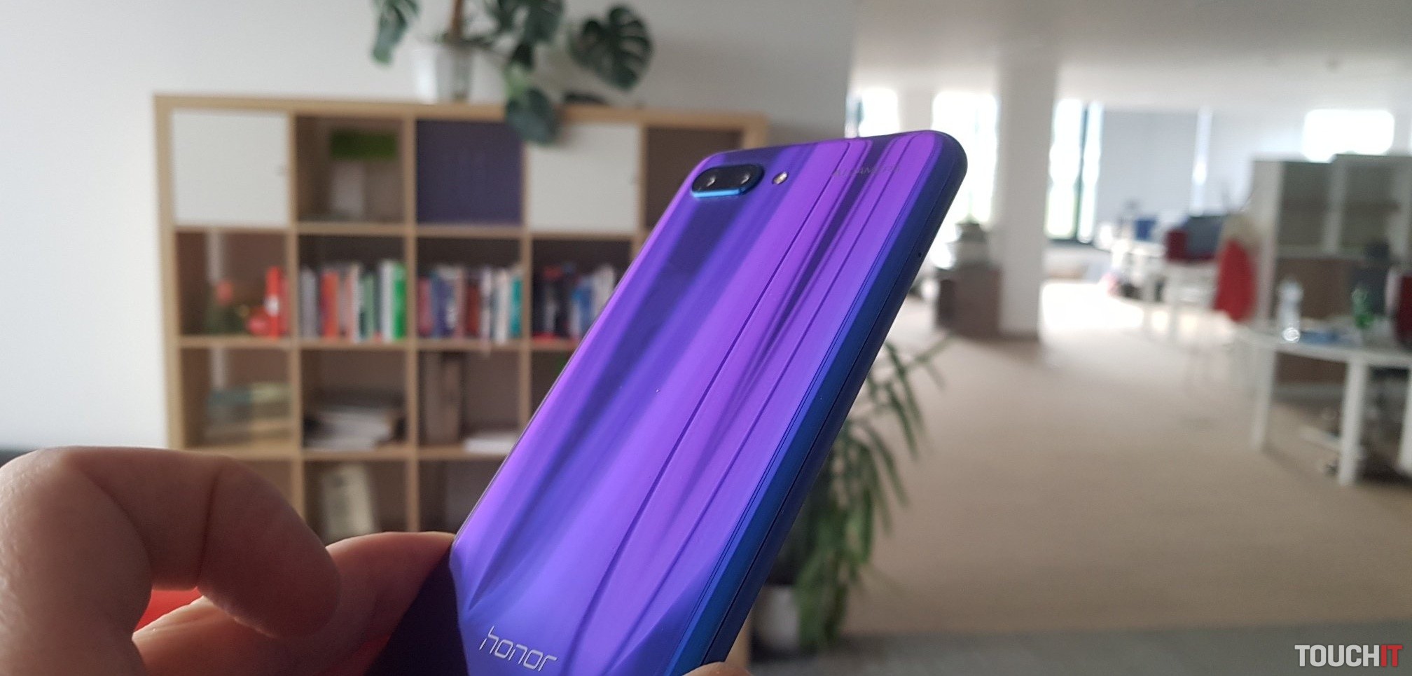 VIDEO TOUCHIT: Testujeme Honor 10: Chameleón medzi smartfónmi. Jeho cena robí ostatným výrobcom vrásky