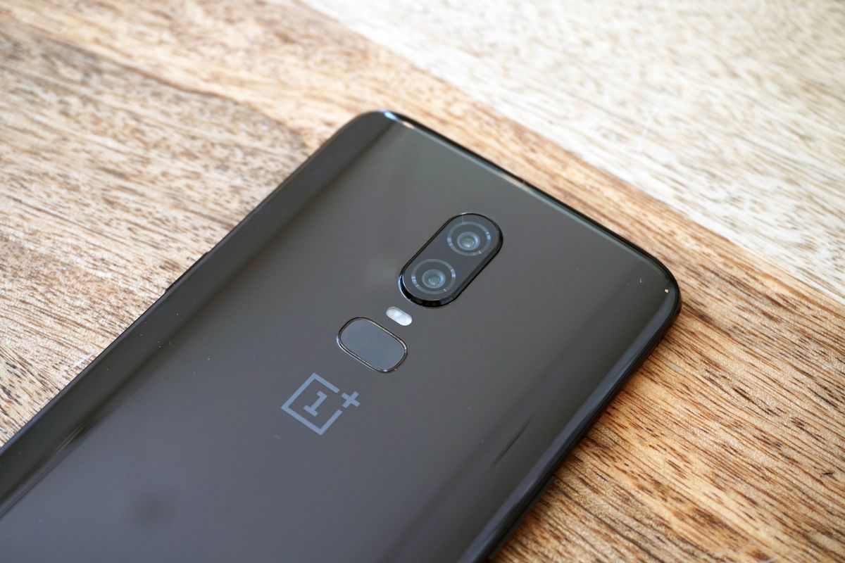 OnePlus 6 aj napriek zadnej sklenenej stene neponúka bezdrôtové nabíjanie. Vraj ho nepotrebuje
